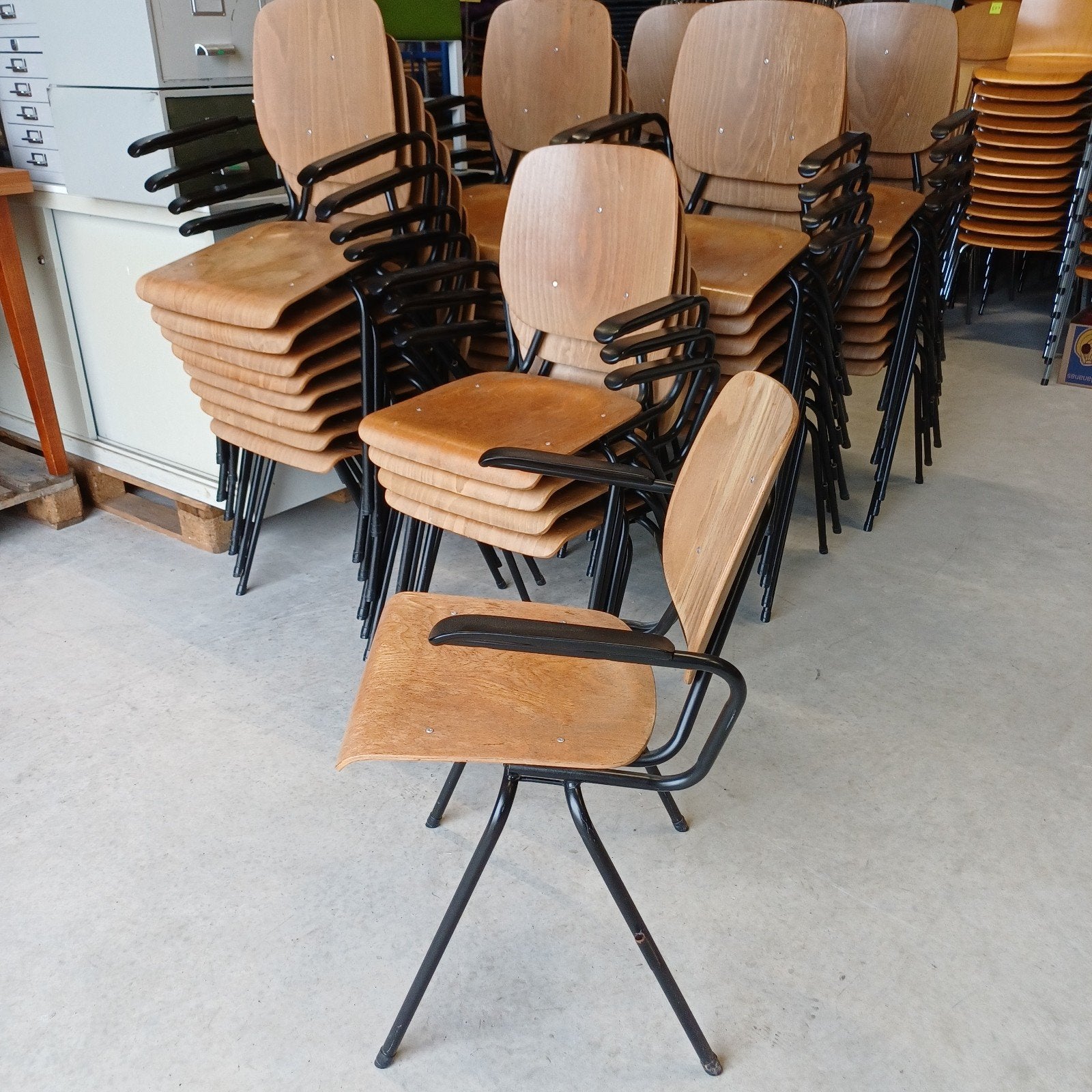 90x vintage design partij stoelen schoolstoelen kerkstoelen, Ophalen, Gebruikt, Bruin, Vijf, Zes of meer stoelen