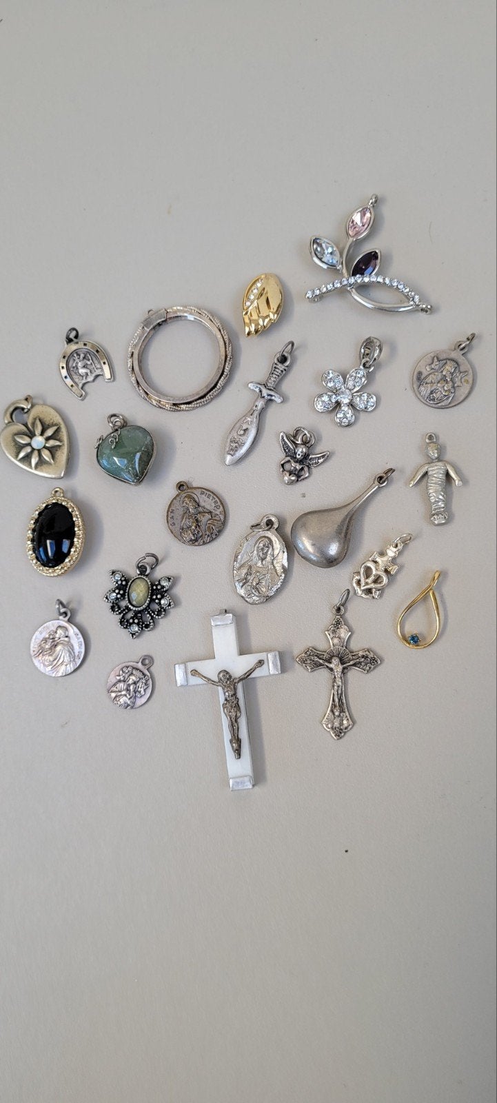 lot vintage bedels / hangertjes, Sieraden, Tassen en Uiterlijk, Ophalen of Verzenden, Overige materialen, Overige typen, Verguld