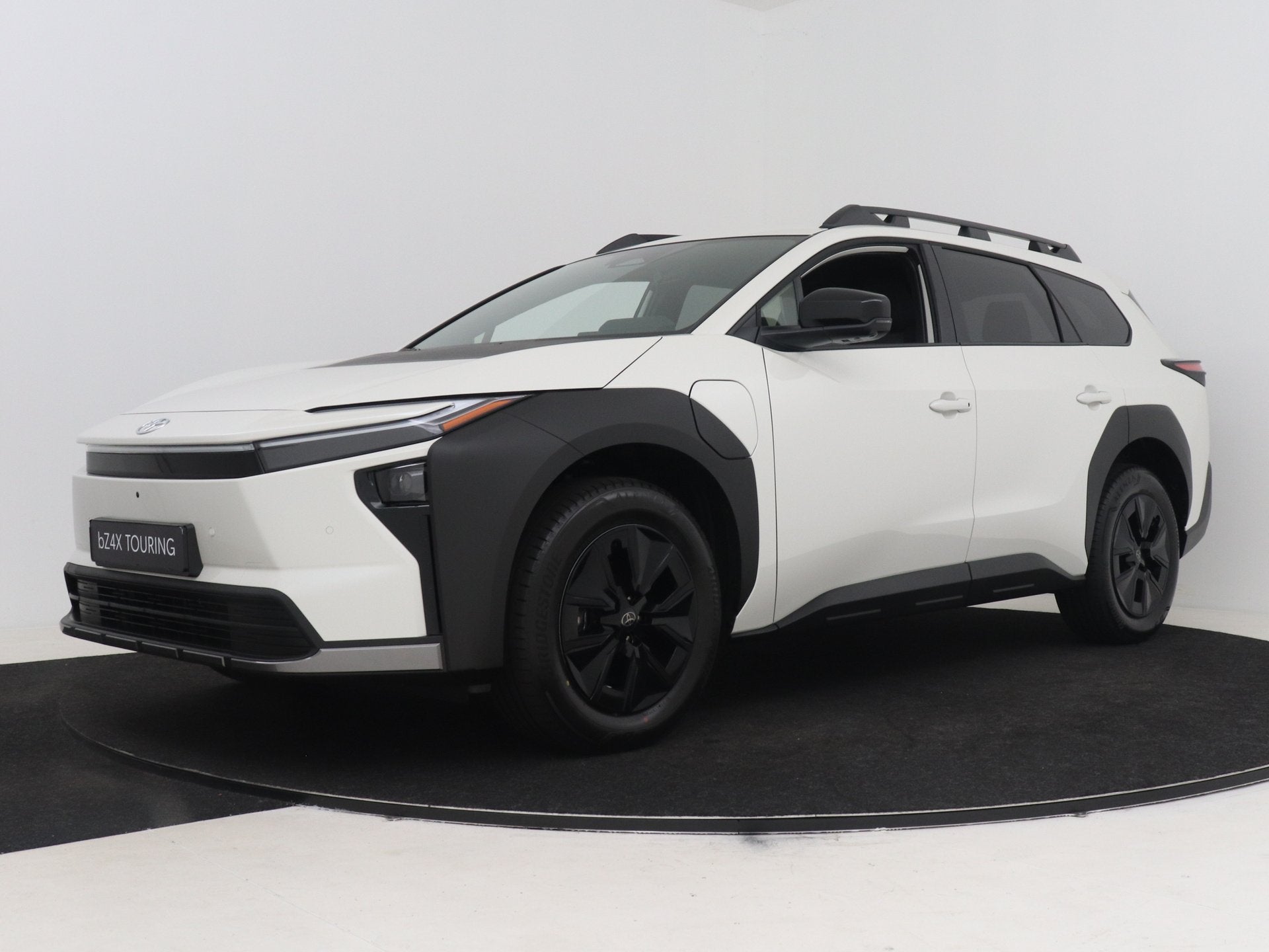 Toyota bZ4X Touring Dynamic 75 kWh (bj 2026, automaat), 12 maanden, Zwart, Leder en Stof, Wit