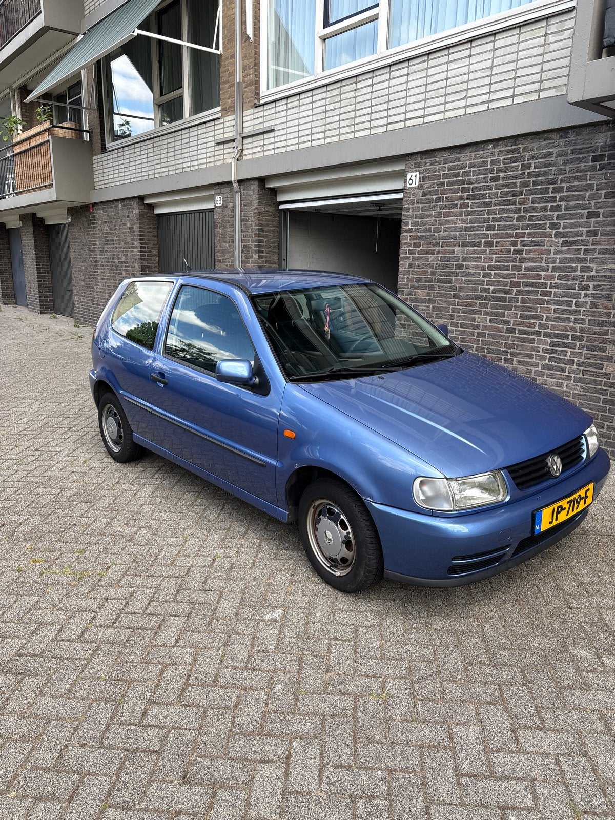 Volkswagen Polo 1.6 55KW AUT 1997 Blauw, Auto's, 450 kg, 74 pk, 31 €/maand, 4 cilinders
