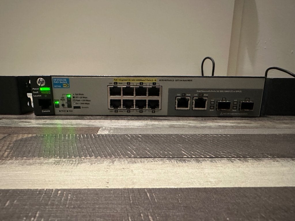 HPE 2530-8G-PoE+ Switch met 19" mount, Computers en Software, Netwerk switches, Ophalen of Verzenden, Gebruikt