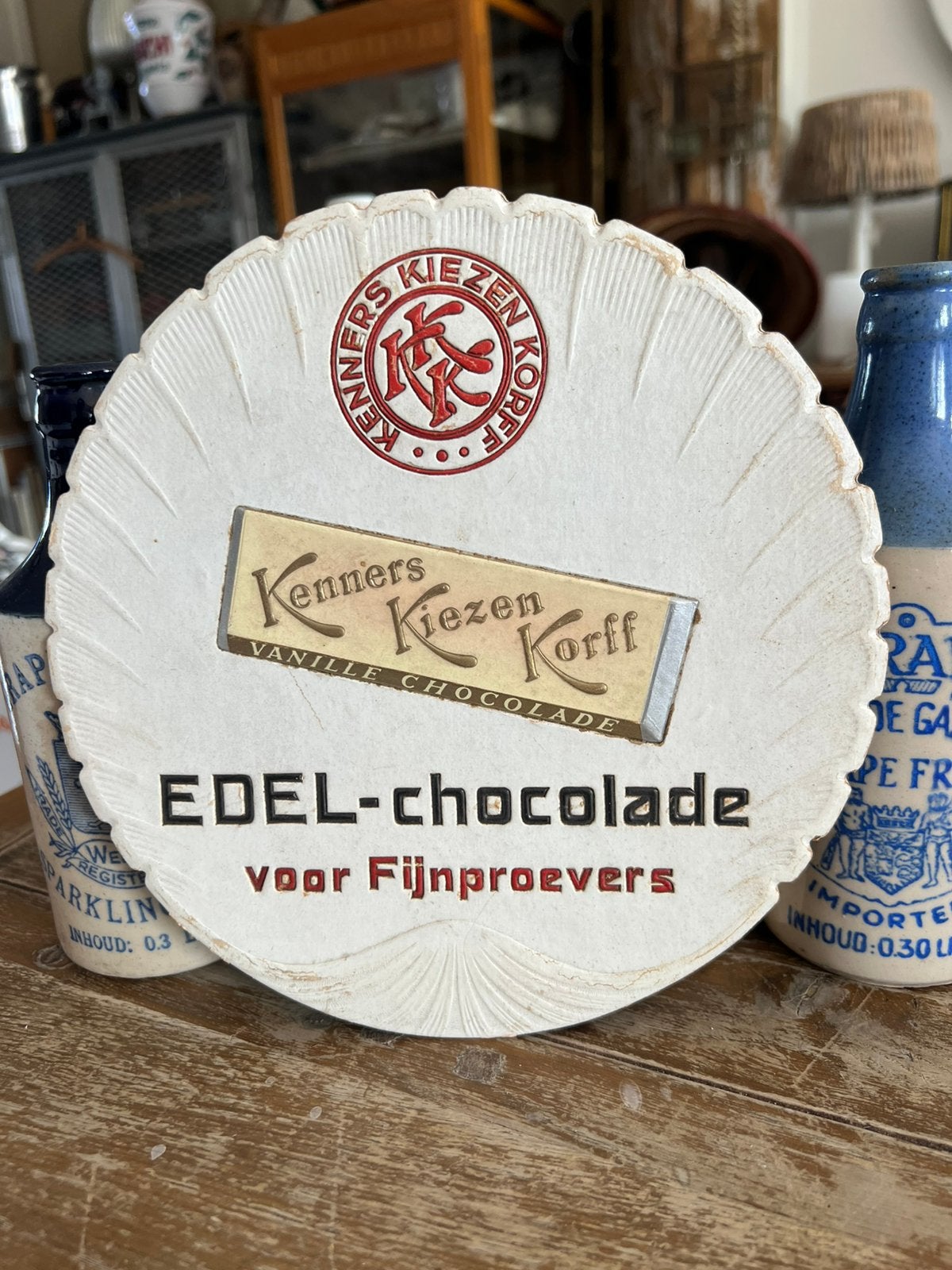 Oud kartonnen bordje A’damse chocolade fabriek F Korff