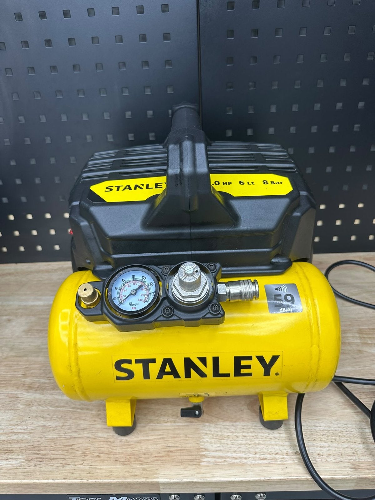 Stanley Luchtcompressor 6L 8 bar - Compact en Krachtig, Ophalen, 6 tot 10 bar, Zo goed als nieuw, Minder dan 200 liter/min