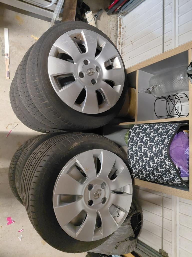 Zomer- en winterbanden Toyota yaris, Ophalen, Gebruikt, 15 inch, Banden en Velgen