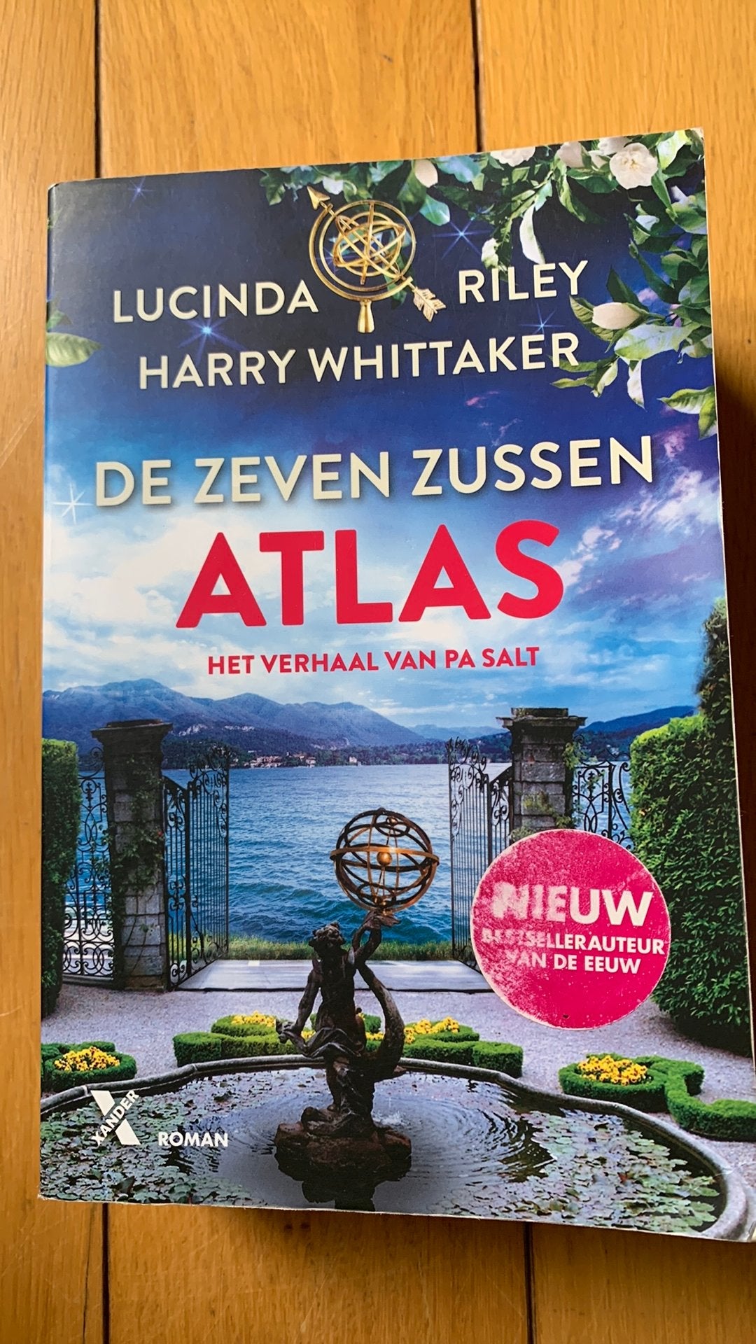Harry Whittaker - Atlas, Boeken, Ophalen of Verzenden, Zo goed als nieuw, Harry Whittaker; Lucinda Riley