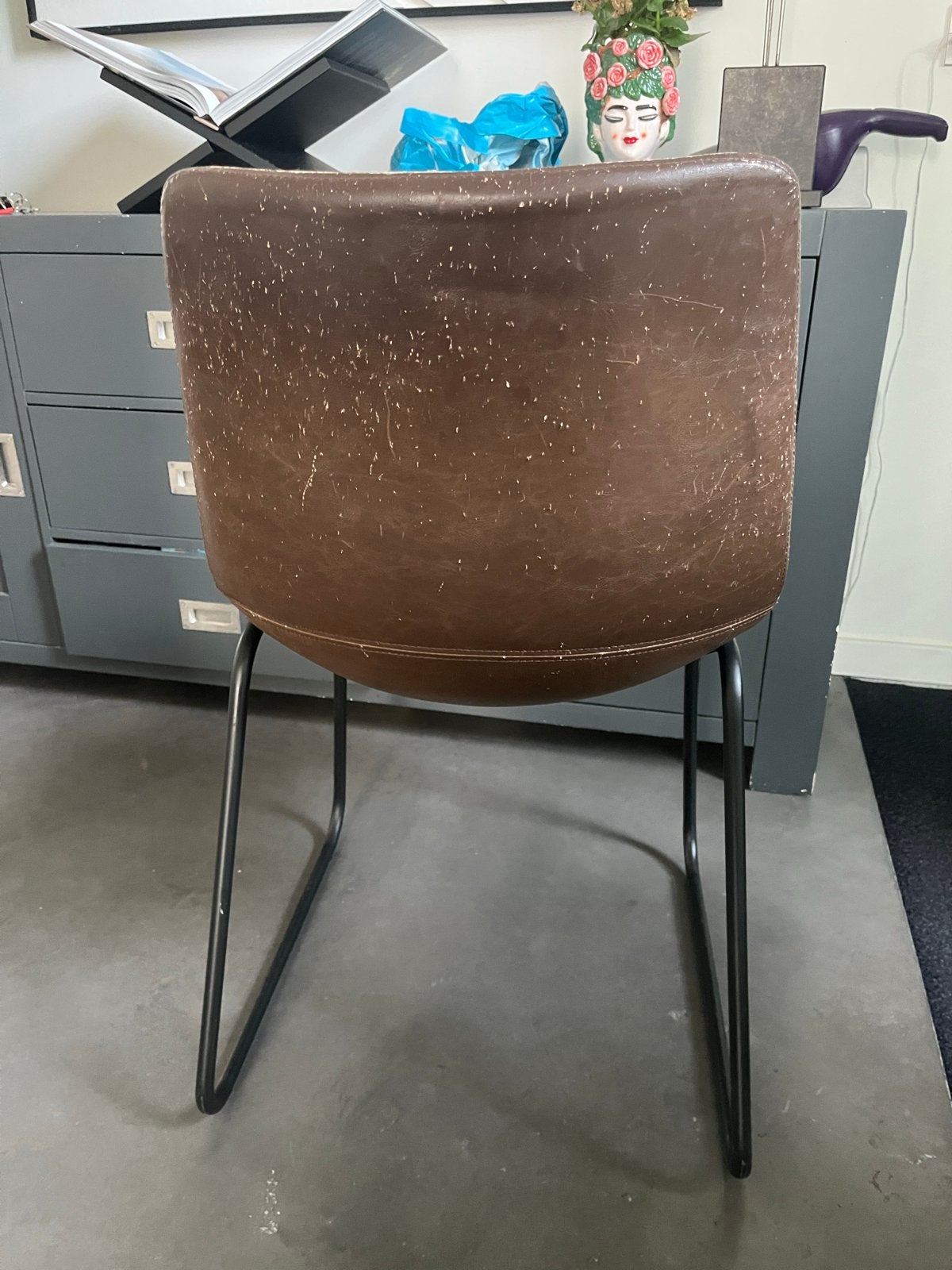 Bruine eetkamerstoelen met metalen onderstel, Gebruikt, Bruin, Ophalen of Verzenden, Metaal