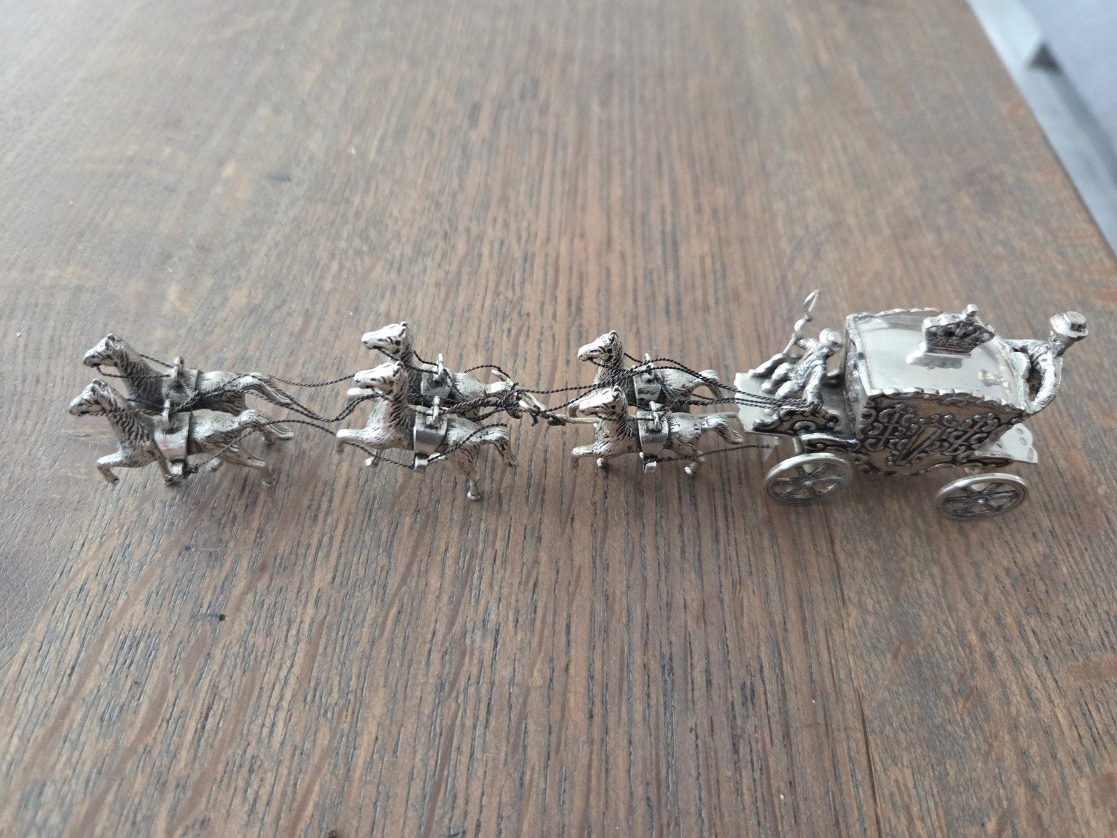 Zilveren koets met paarden - Gedetailleerd miniatuur, Antiek en Kunst, Ophalen of Verzenden