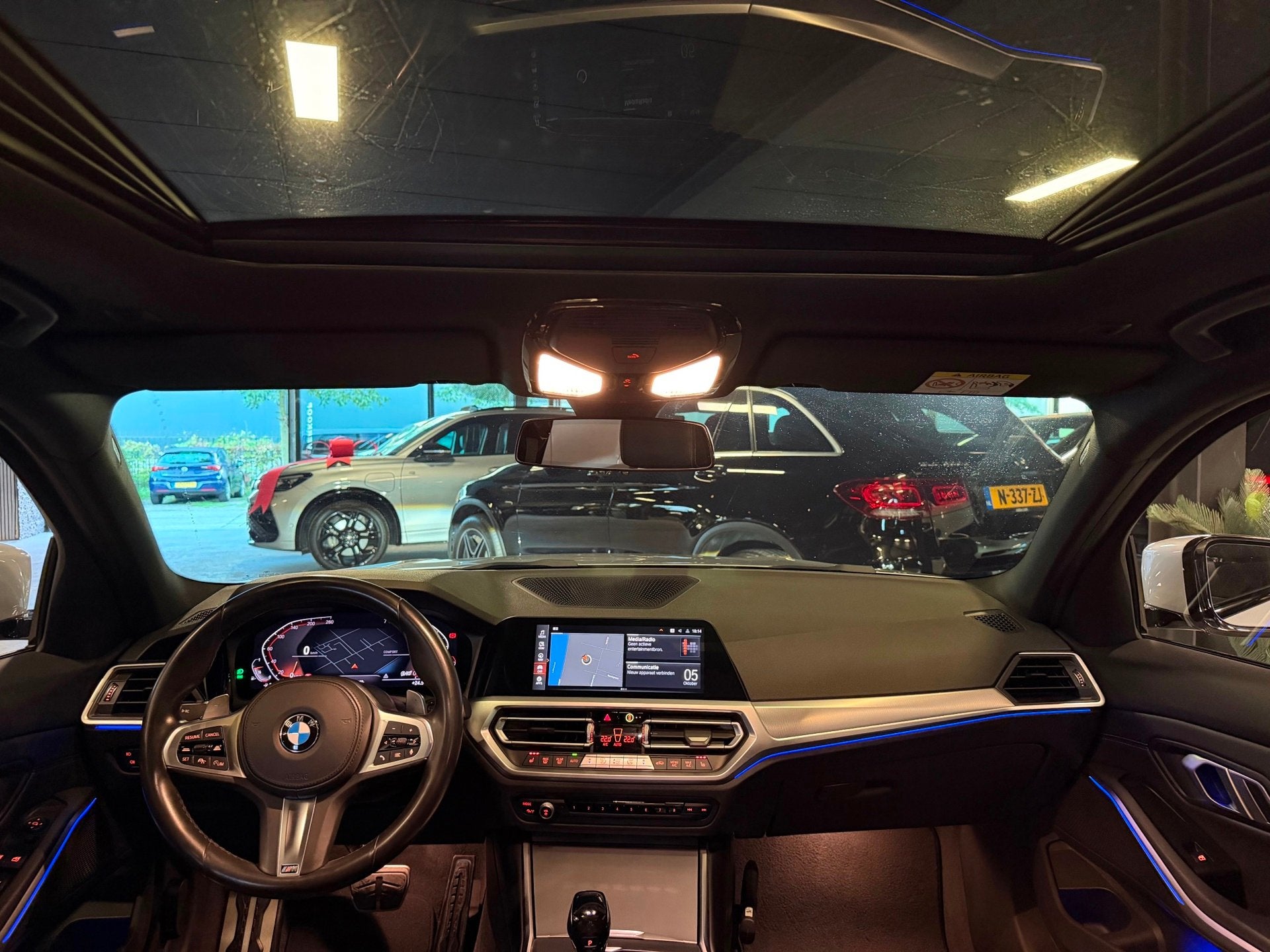 BMW 3-serie 320i High Executive|M Pakket|PANO|BOMVOL!, Auto's, Automaat, 1998 cc, Achterwielaandrijving, Gebruikt