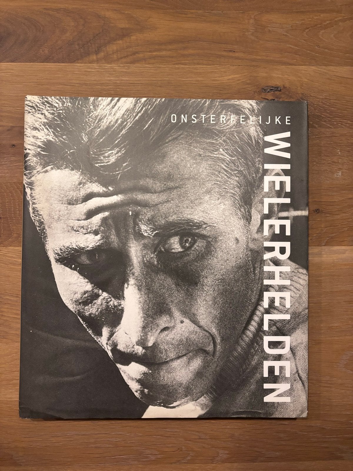Onsterfelijke Wielerhelden: Ode aan 77 Legendarische Renners, Ophalen of Verzenden, Zo goed als nieuw, Lopen en Fietsen