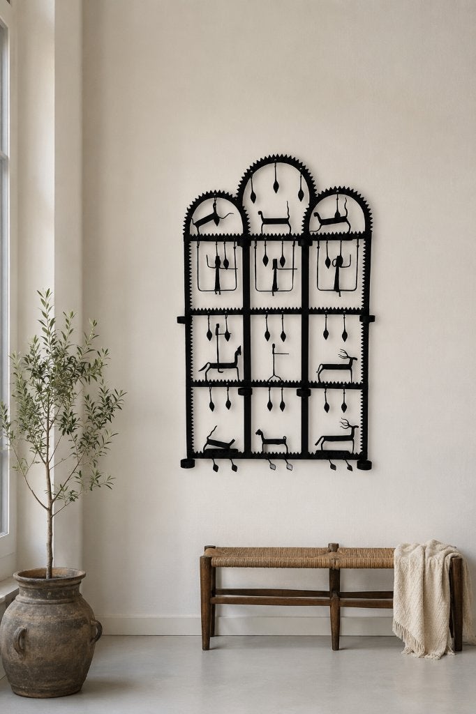 Grote smeedijzeren wandkandelaar Tribal Bastar stijl, Antiek en Kunst, Wanddecoratie, India, Op te hangen, 105 cm