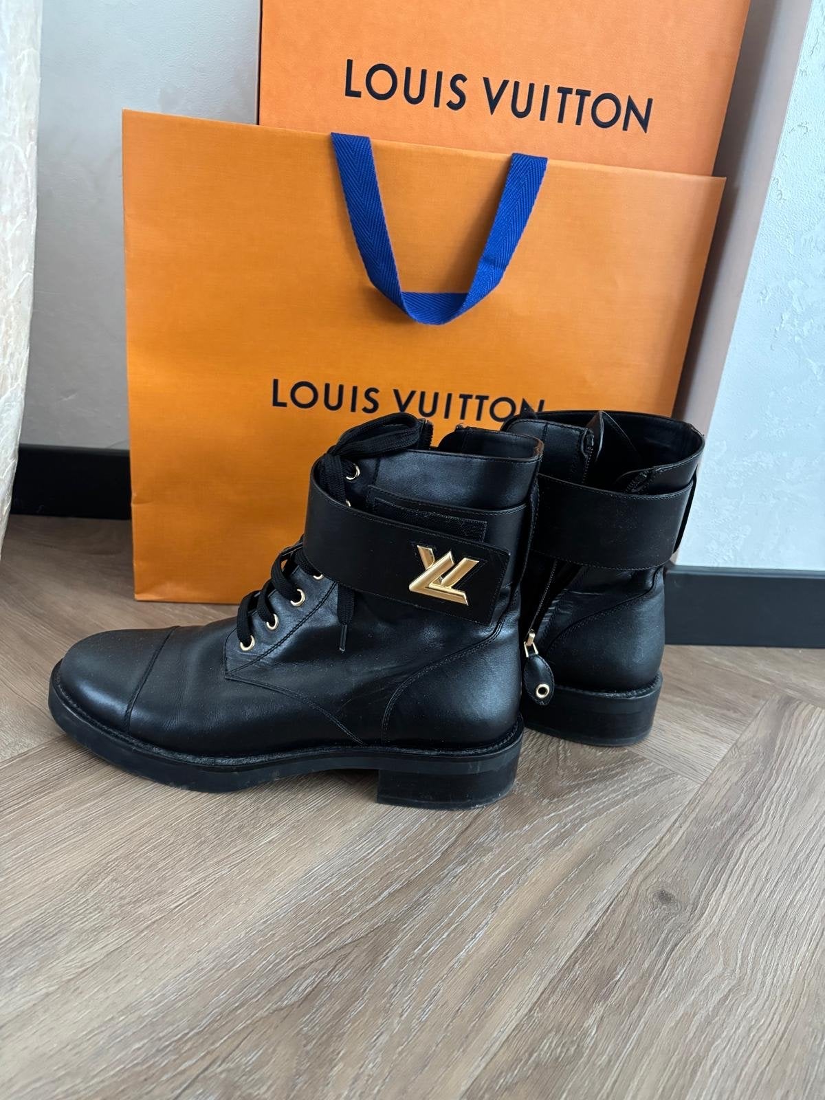 Louis Vuitton Dames Schoenen Maat 40 - Goede Staat, Ophalen of Verzenden, Gedragen, Zwart, Lage of Enkellaarzen