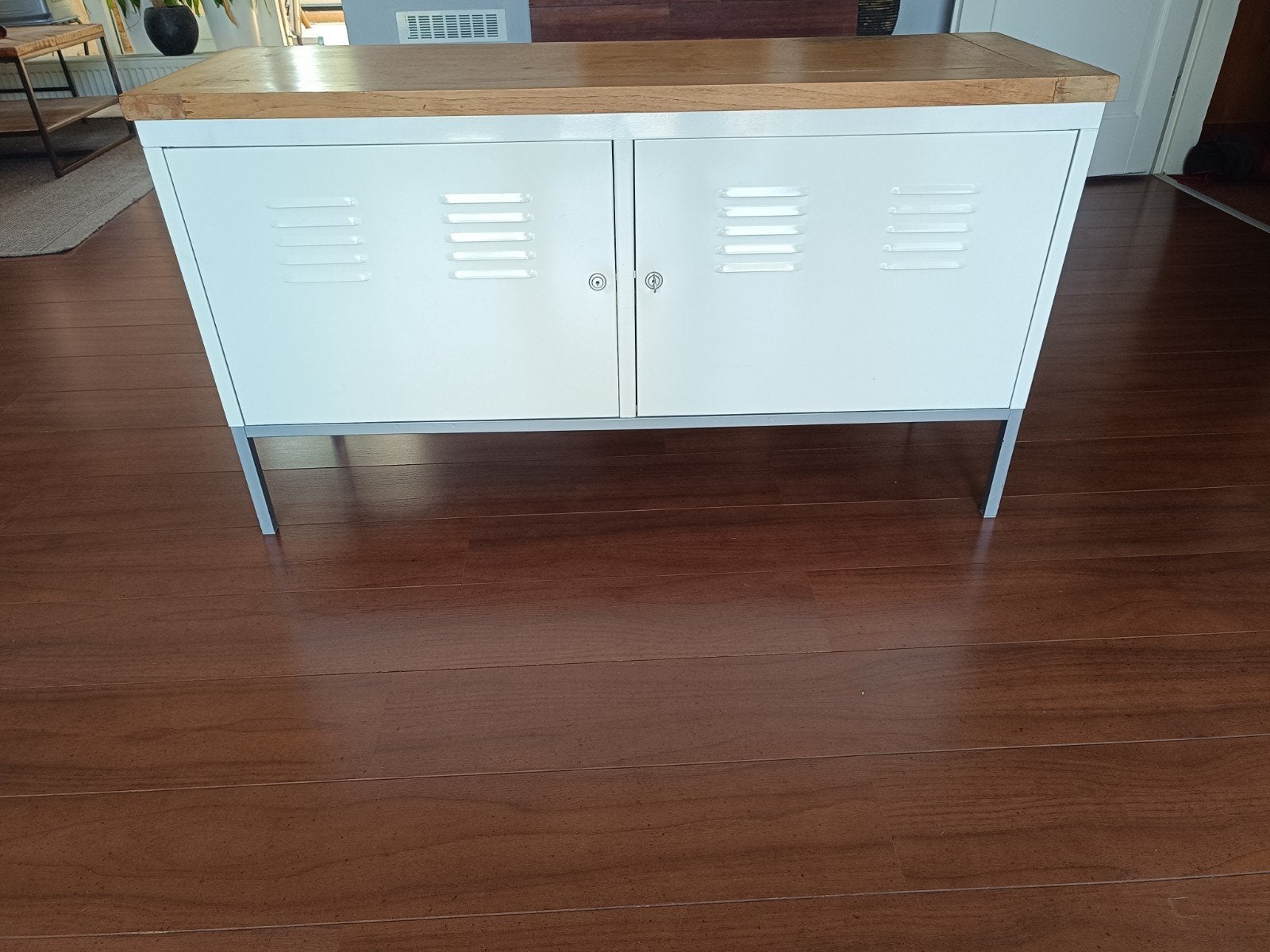 lage witte stalen kast met houten blad, Ophalen, Gebruikt