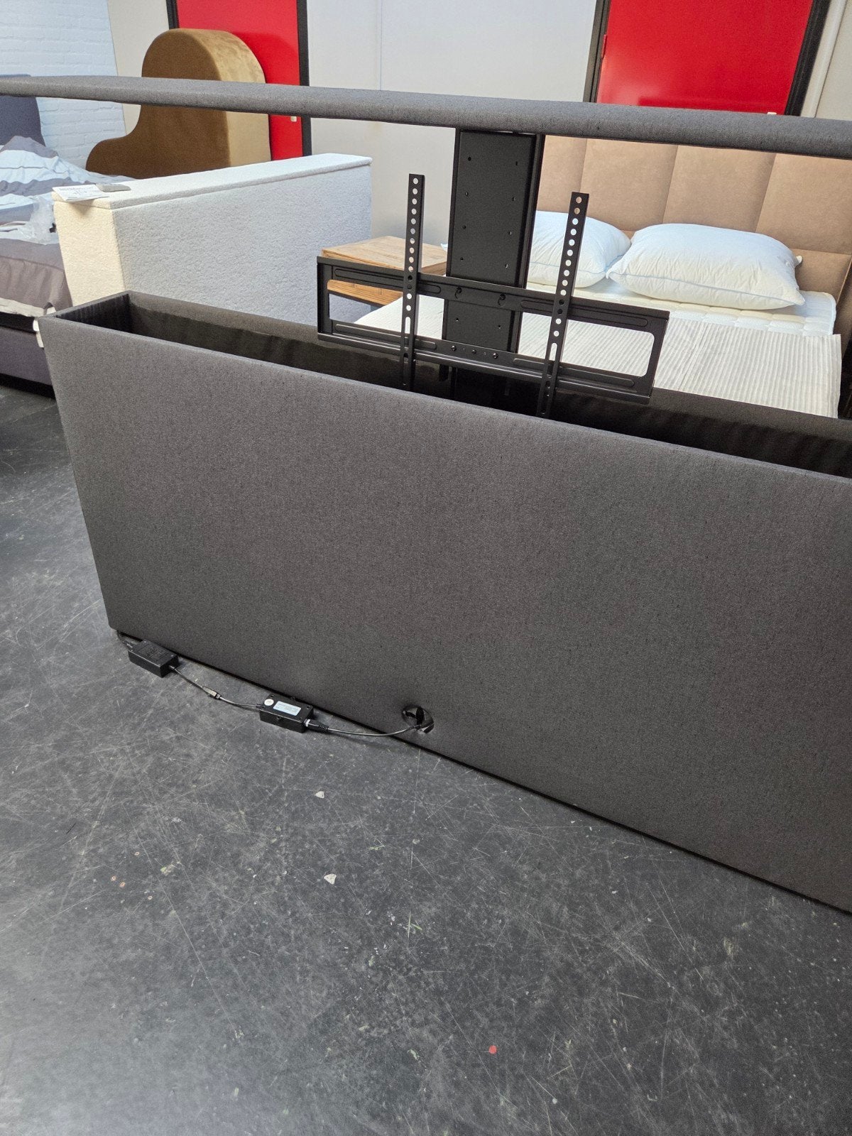 Nieuw Voetbord met TV Lift - Grijs Stof - Max 55 inch TV, 150 tot 200 cm, Nieuw, Ophalen of Verzenden, Voetbrod met tv lift