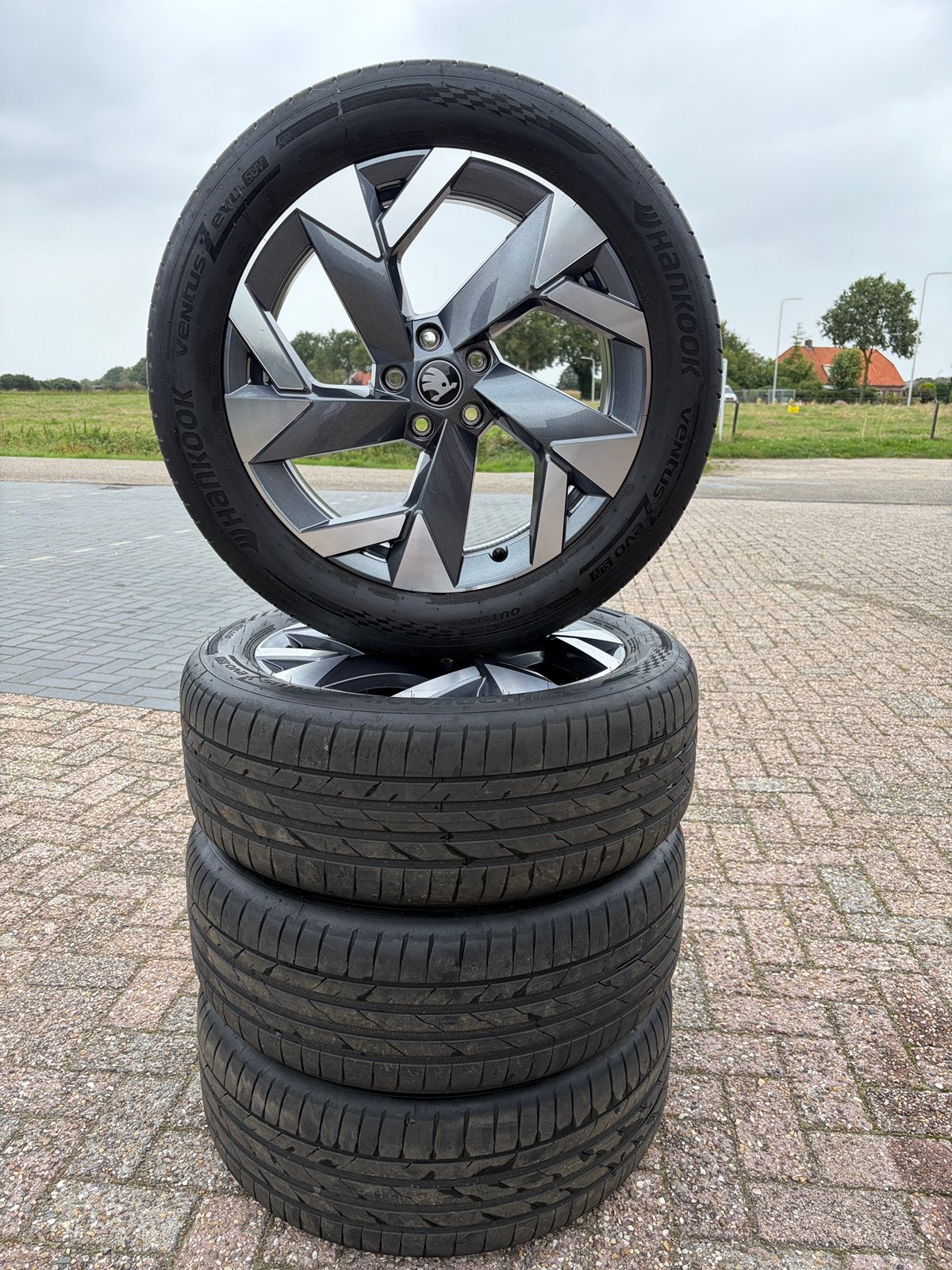 Skoda Kodiaq || Sportline 19” velgen met Hankook zomerbanden, Gebruikt, Banden en Velgen, 235 mm, Personenwagen
