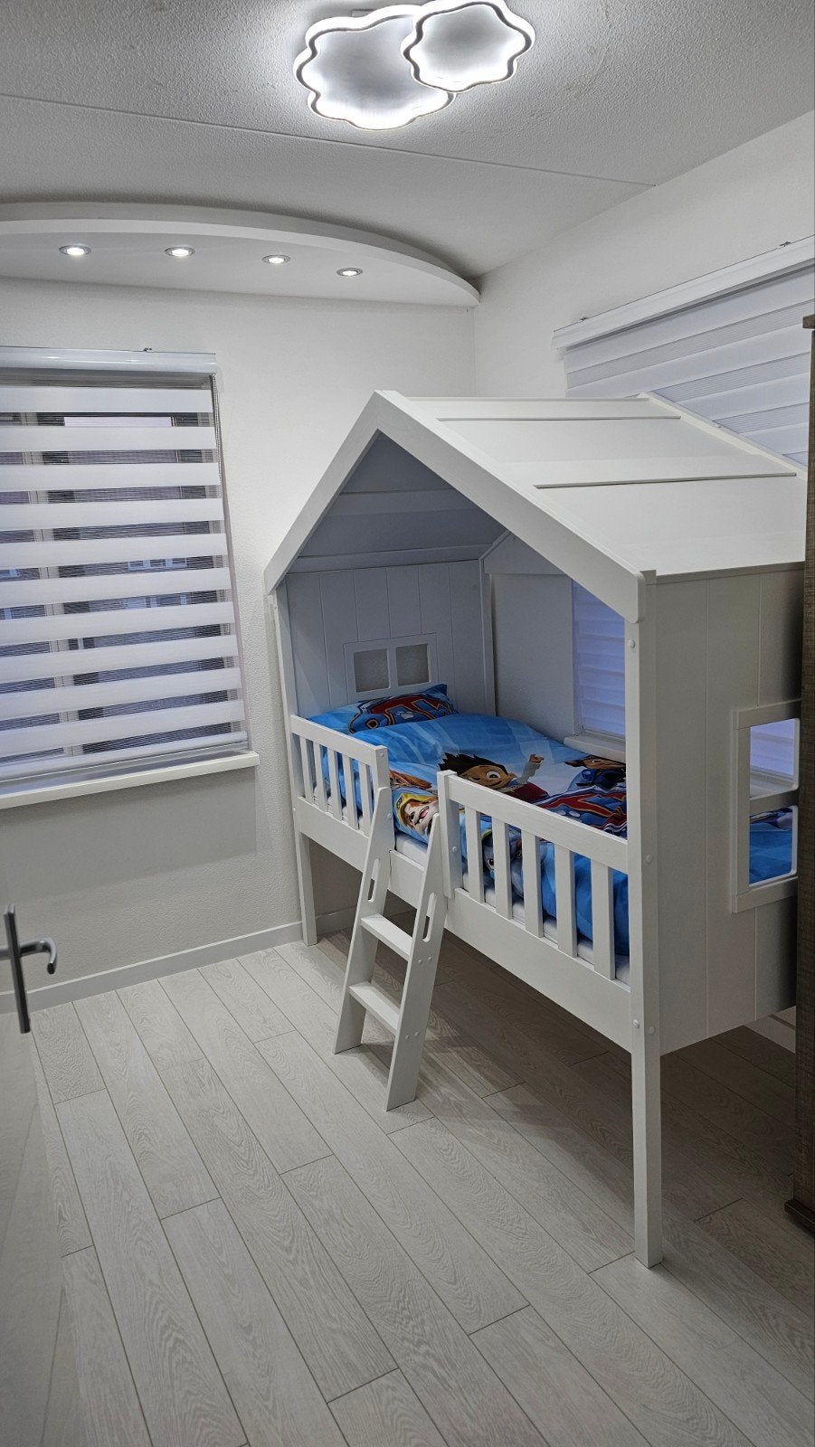 Kinderbed huisbed met dak 90x200 in Nieuwstaat, Ophalen, 85 tot 100 cm, Hoogslaper of Stapelbed, Zo goed als nieuw
