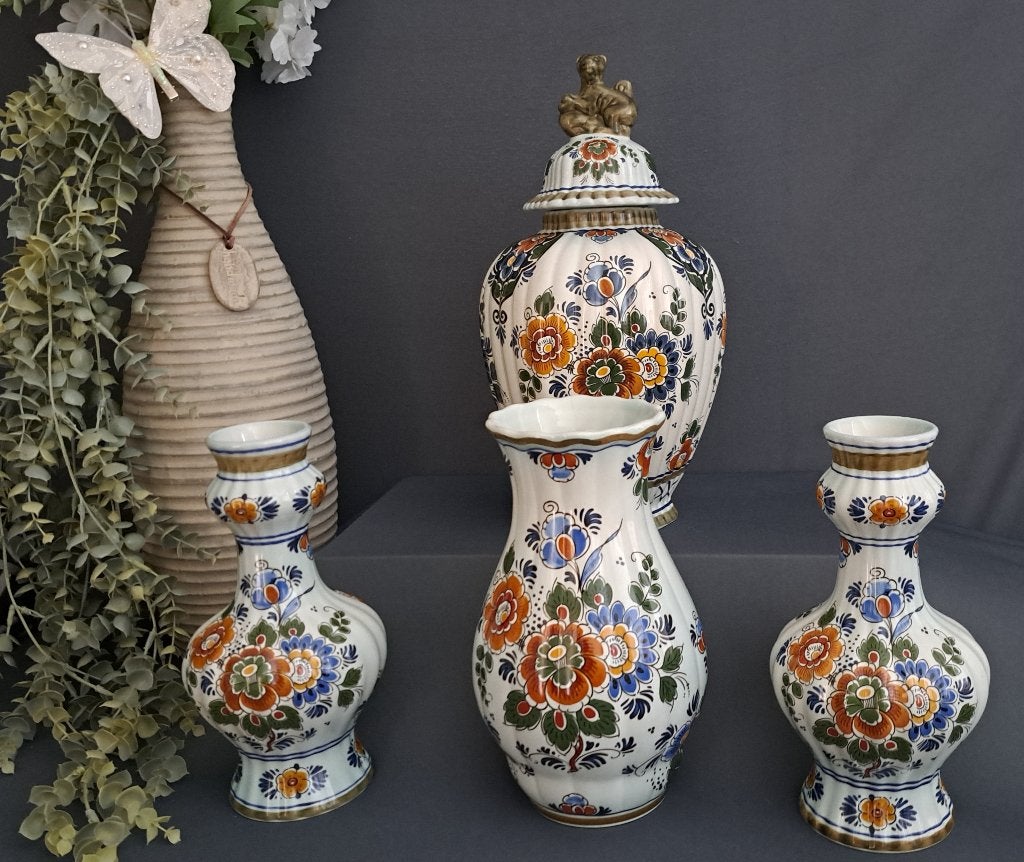 Delfts polychroom set van porseleinen vazen, Ophalen