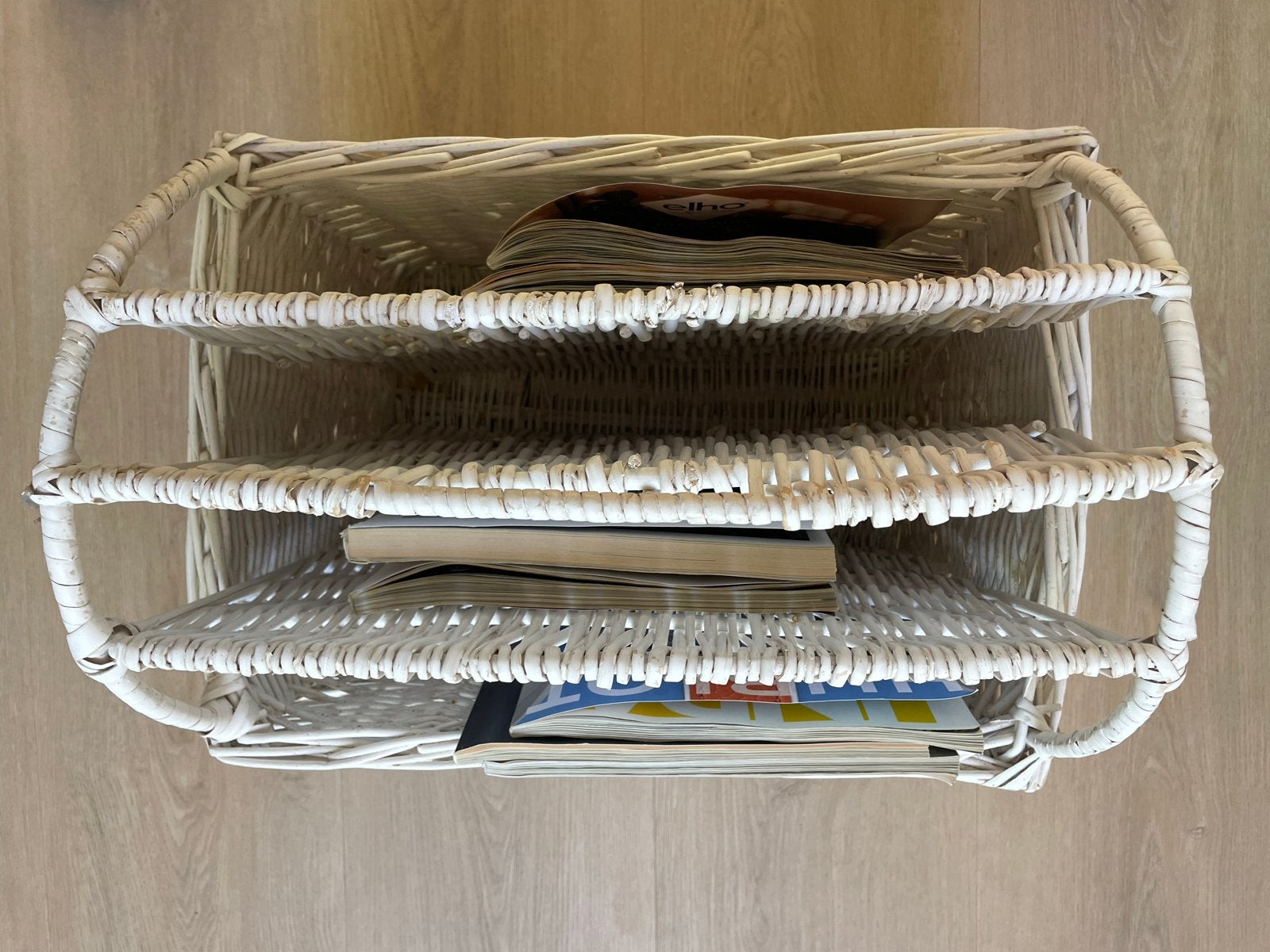 Witte rieten lectuurbak met 4 vakken - Goede staat, Ophalen, Zo goed als nieuw