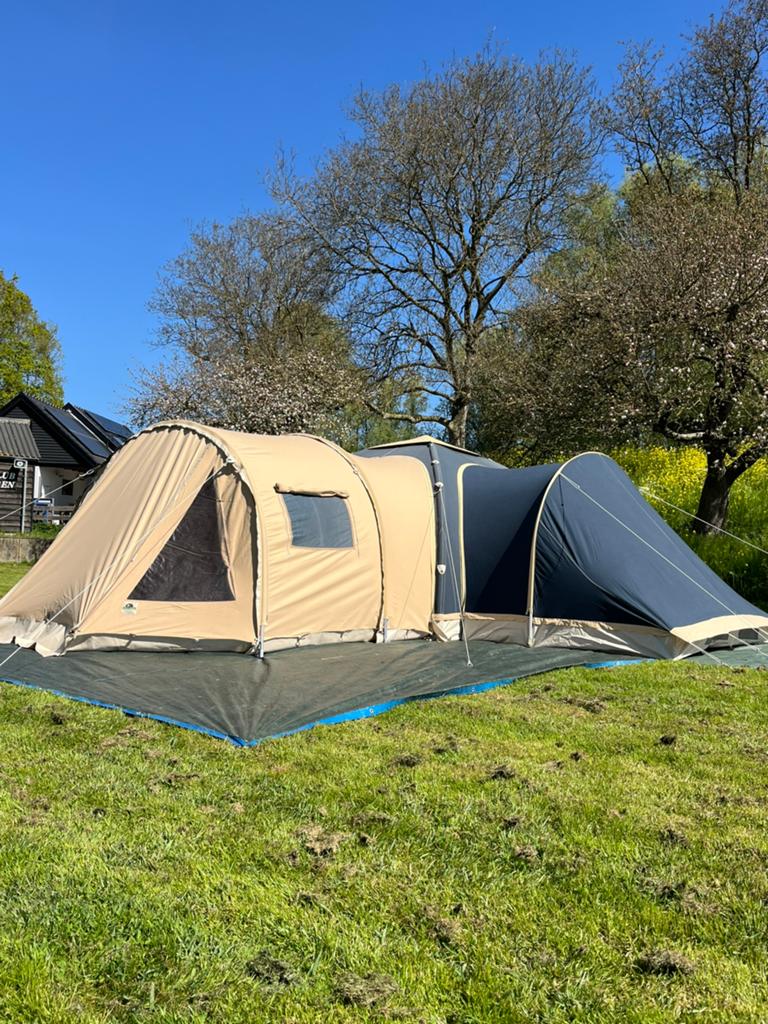 Karsten tent 350 blauw met slaapaanbouw [GERESERVEERD], Ophalen, Zo goed als nieuw