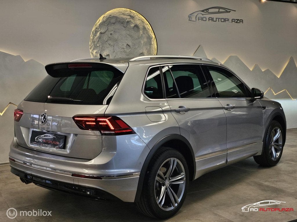 Volkswagen Tiguan 2.0 TSI 4Motion R-line Panorama/Leer/HUD/3, Automaat, Automatische klimaatregeling, Zwart, 4 cilinders