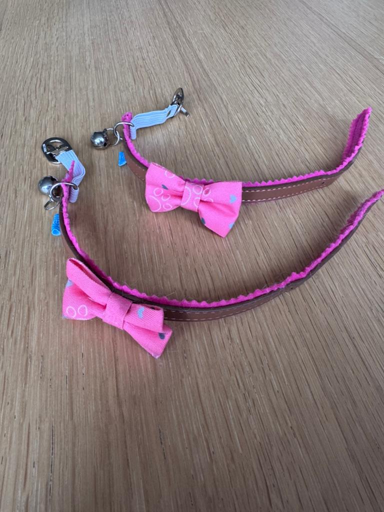 2x kattenhalsbandje met roze strik, Dieren en Toebehoren, Kattenhalsbanden en Penningen, Ophalen, Zo goed als nieuw