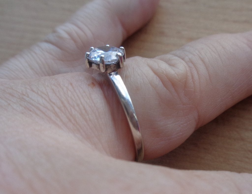 zilveren ring met mooie heldere steen [991], Verzenden, Zo goed als nieuw, 17 tot 18, Dame