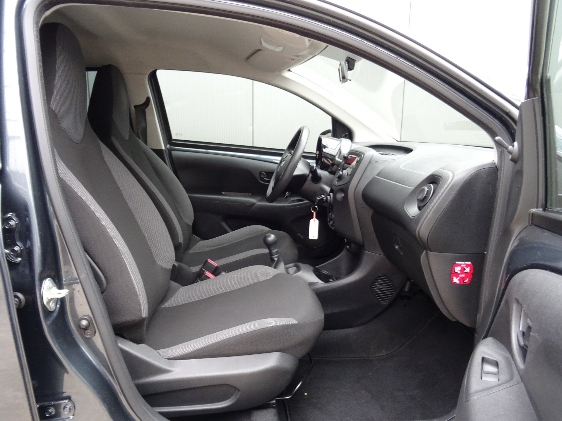 Toyota Aygo 1.0 VVT-i x-fun * EXTRA GETINT GLAS * VOLLE TANK, Voorwielaandrijving, Stof, Gebruikt, Euro 6