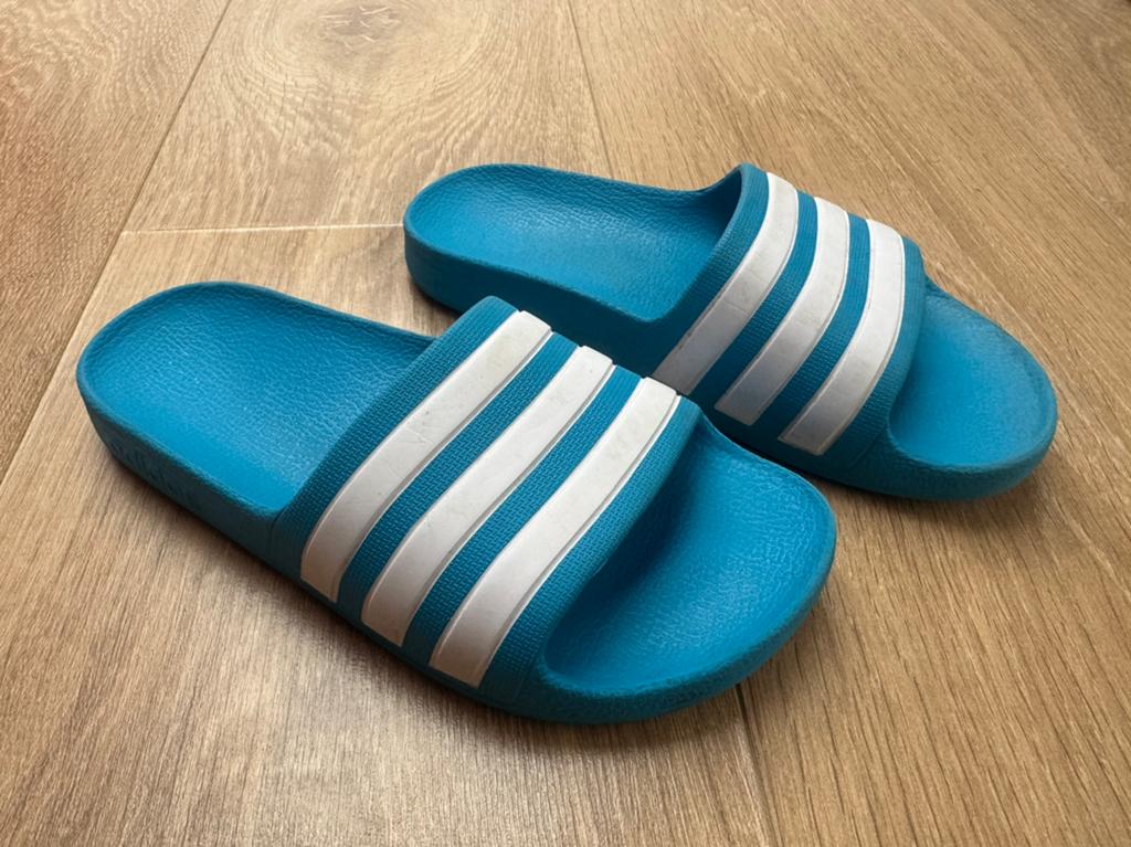 Adidas badslippers blauw/wit maat 32, Ophalen of Verzenden, Jongen of Meisje, Overige typen