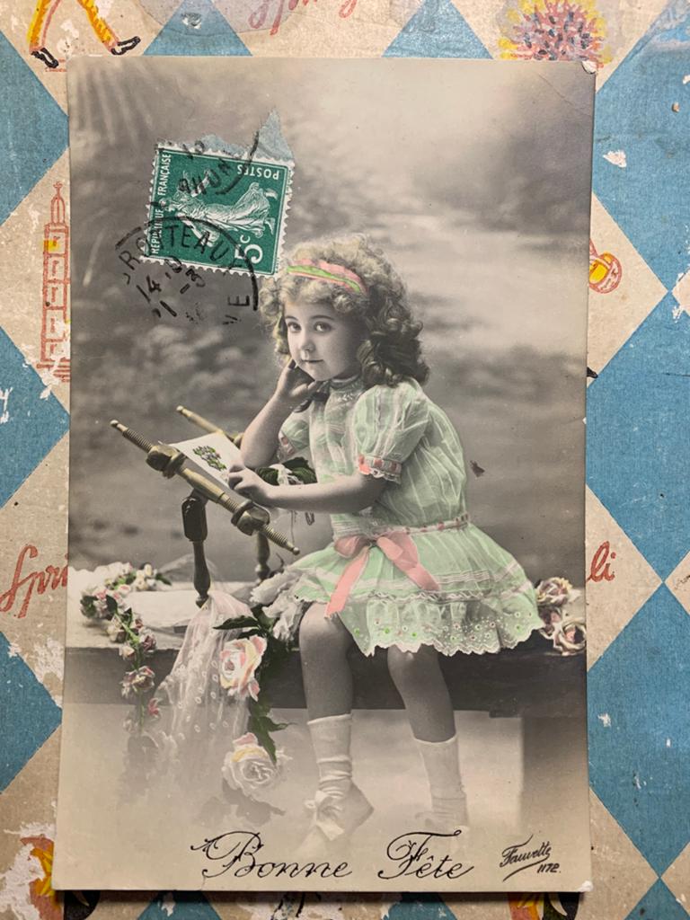 Bonne Fête - meisje is aan het borduren (GO), Ophalen of Verzenden, Voor 1920, Gelopen, Kinderen