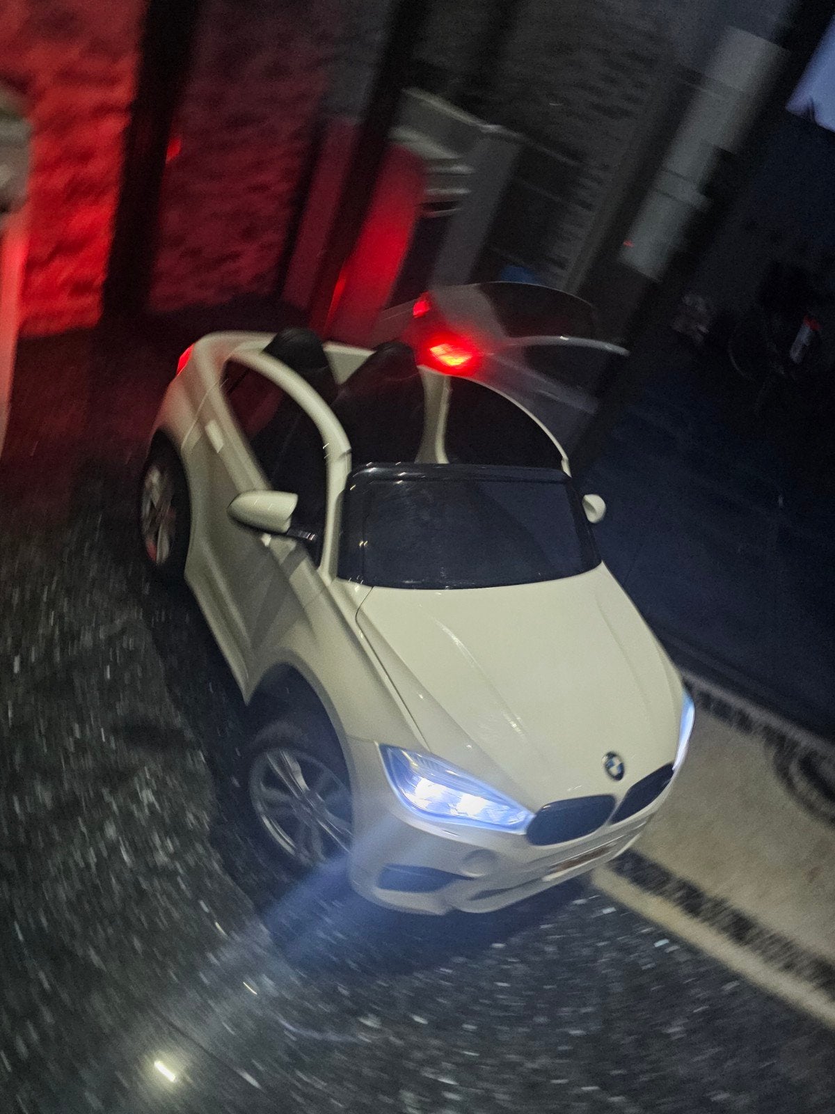 Tweepersoonsauto BMW X6 met afstandsbediening.
Er zit een st, Zo goed als nieuw