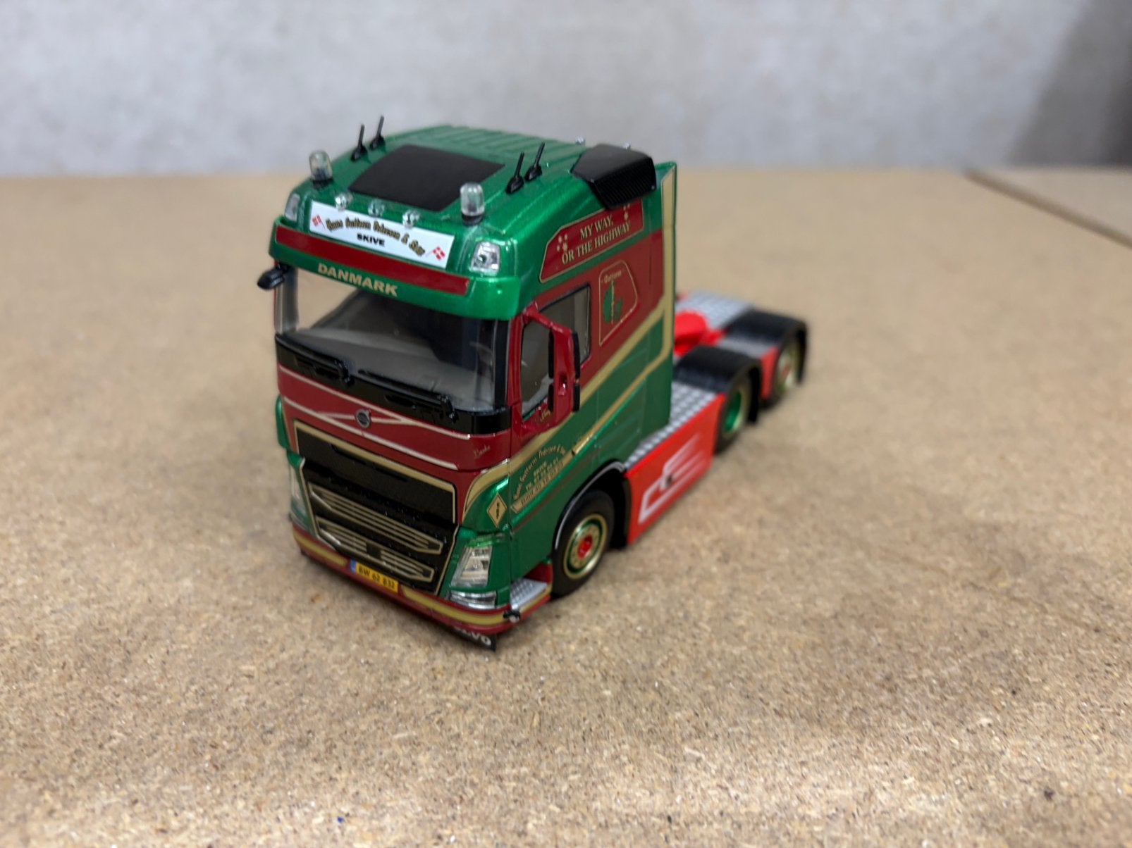 WSI VOLVO FH4 HANS GUTTORM PEDERSEN & son, Ophalen of Verzenden, Zo goed als nieuw, Bus of Vrachtwagen, Wsi