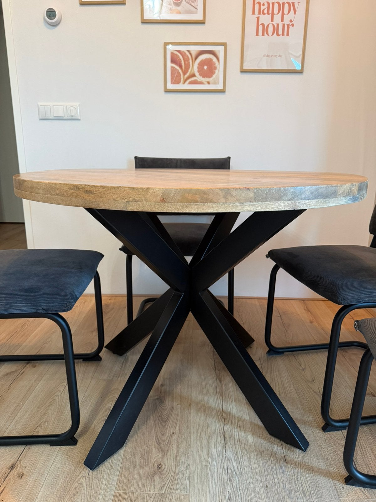 Mango hout ronde eettafel + 4 stoelen, Ophalen, 100 tot 150 cm, Rond, Zo goed als nieuw