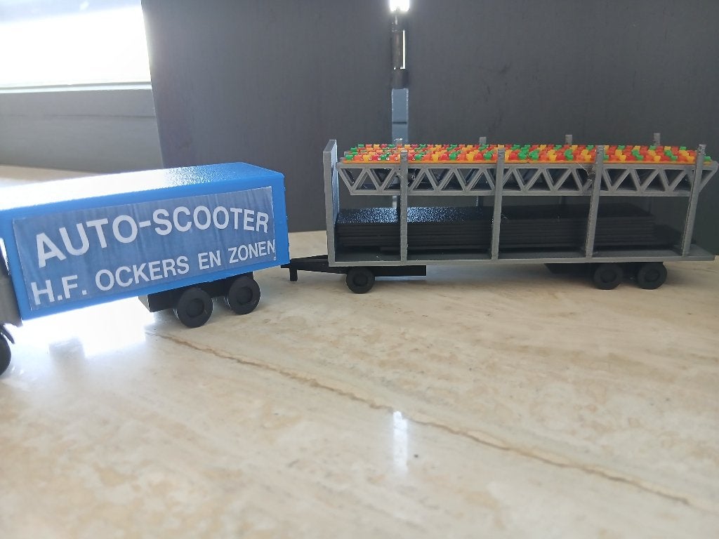 Autoscooter KERMIS een middenbouw EN een botswagentrailer, Overige merken, 1:50 of kleiner, Overige typen, Nieuw
