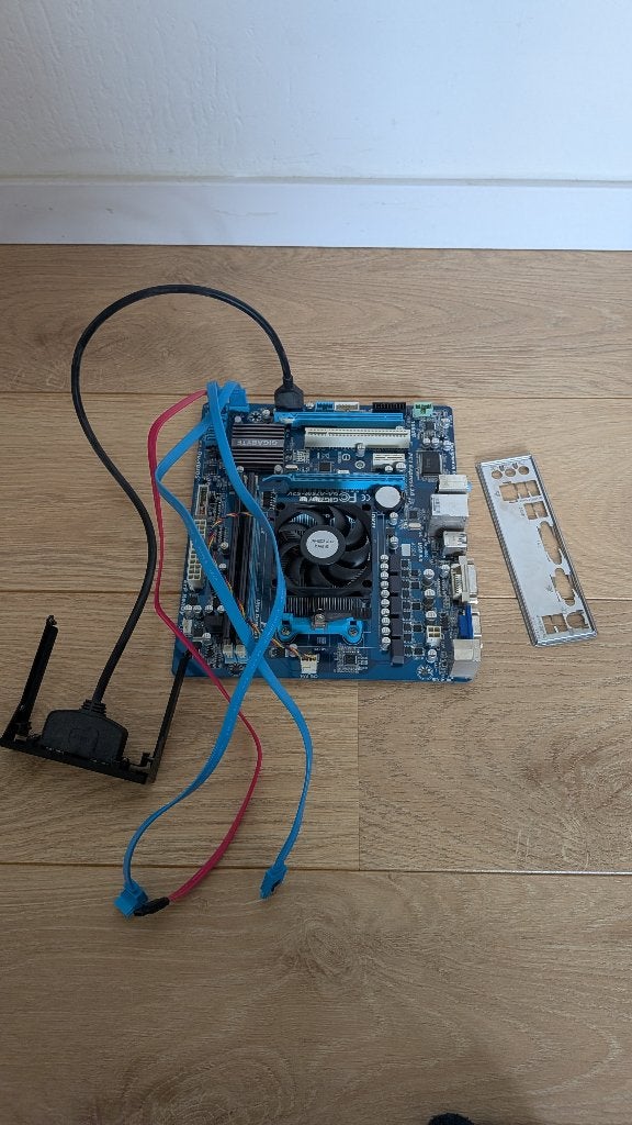 Up/downgrade setje Gigabyte mobo + AMD A8-3870 + 4gb, Computers en Software, Moederborden, Gebruikt, DDR3, Ophalen of Verzenden