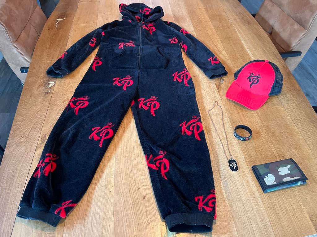 Knolpower Onesie, pet, ketting, armband en portemonnee, Ophalen, Zo goed als nieuw, Jongen of Meisje