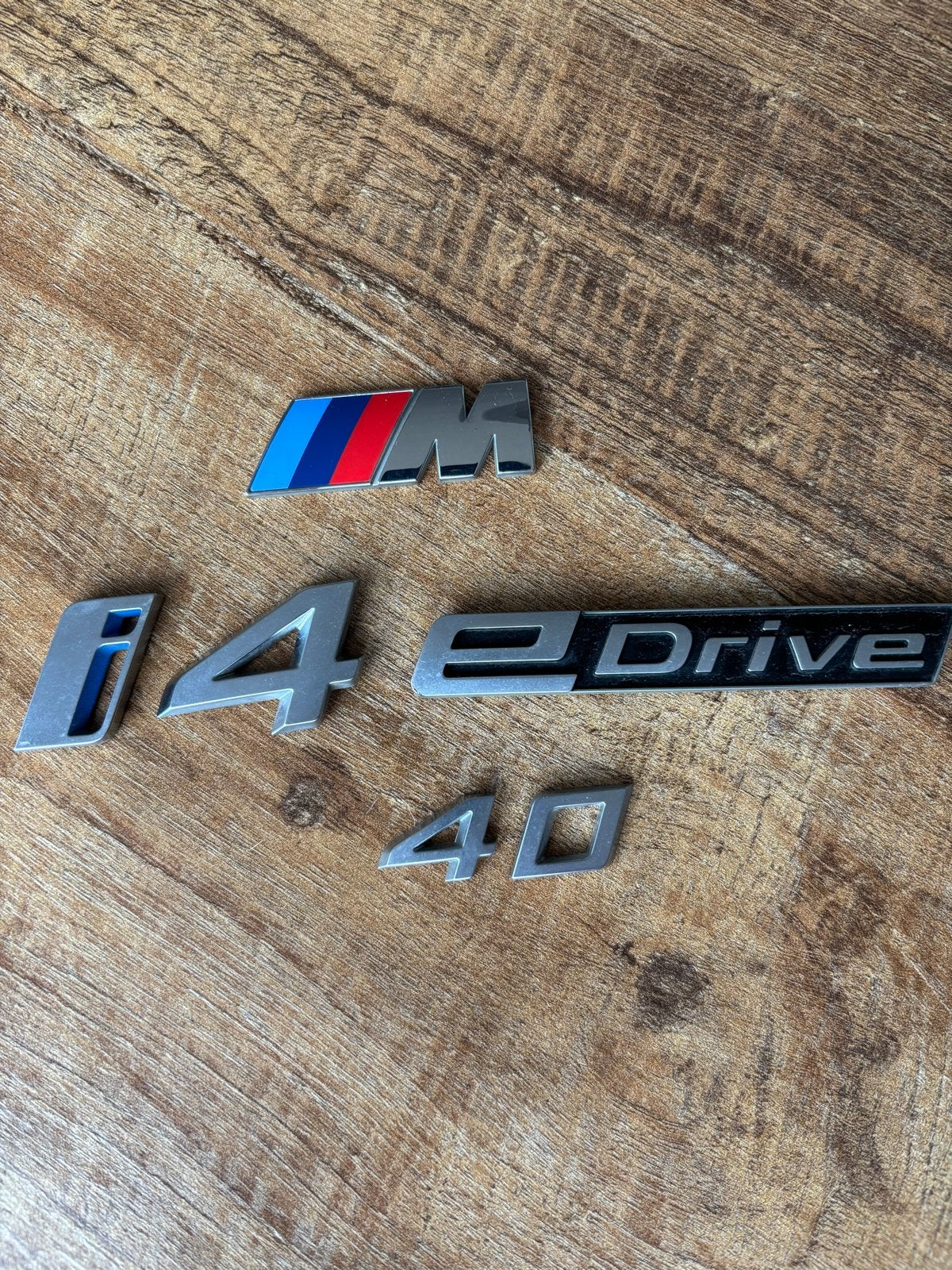 BMW i4 eDrive40 en M emblemen, Ophalen of Verzenden