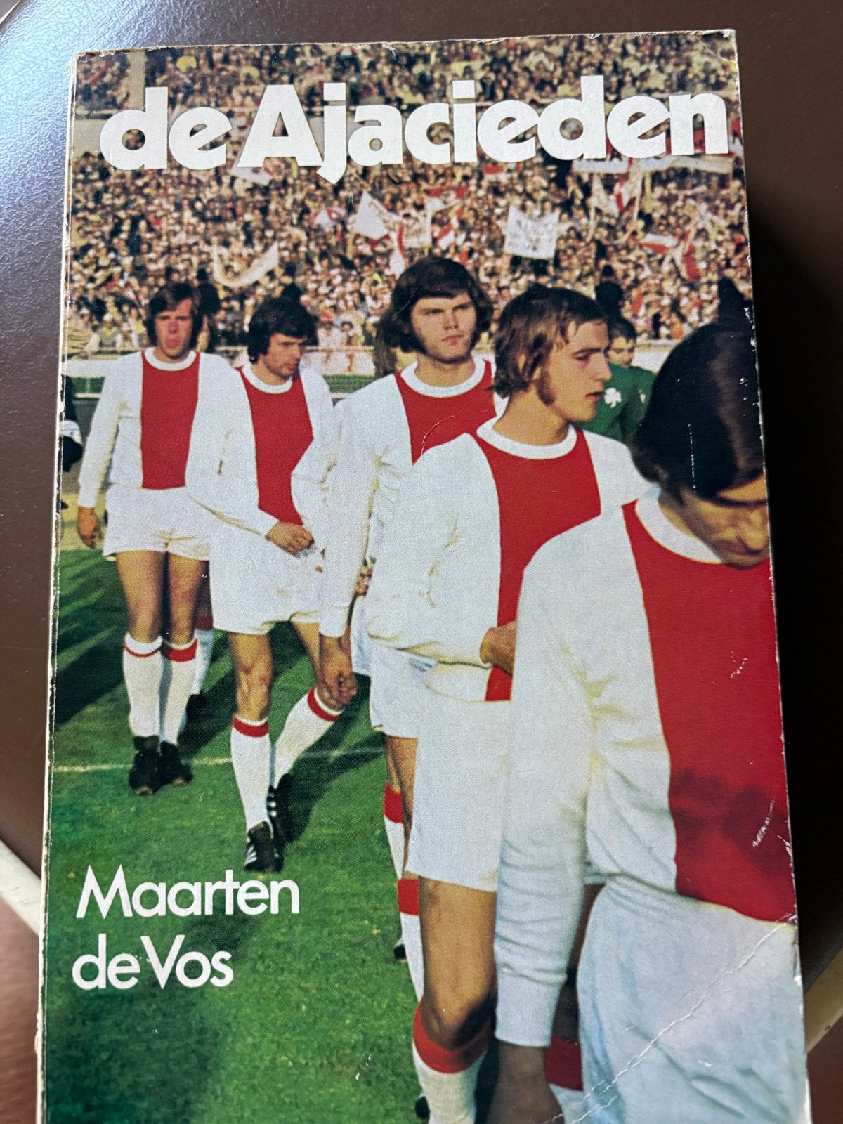 De Ajacieden - Maarten de Vos (Voetbalboek), Boeken, Ophalen of Verzenden, Gelezen, Balsport