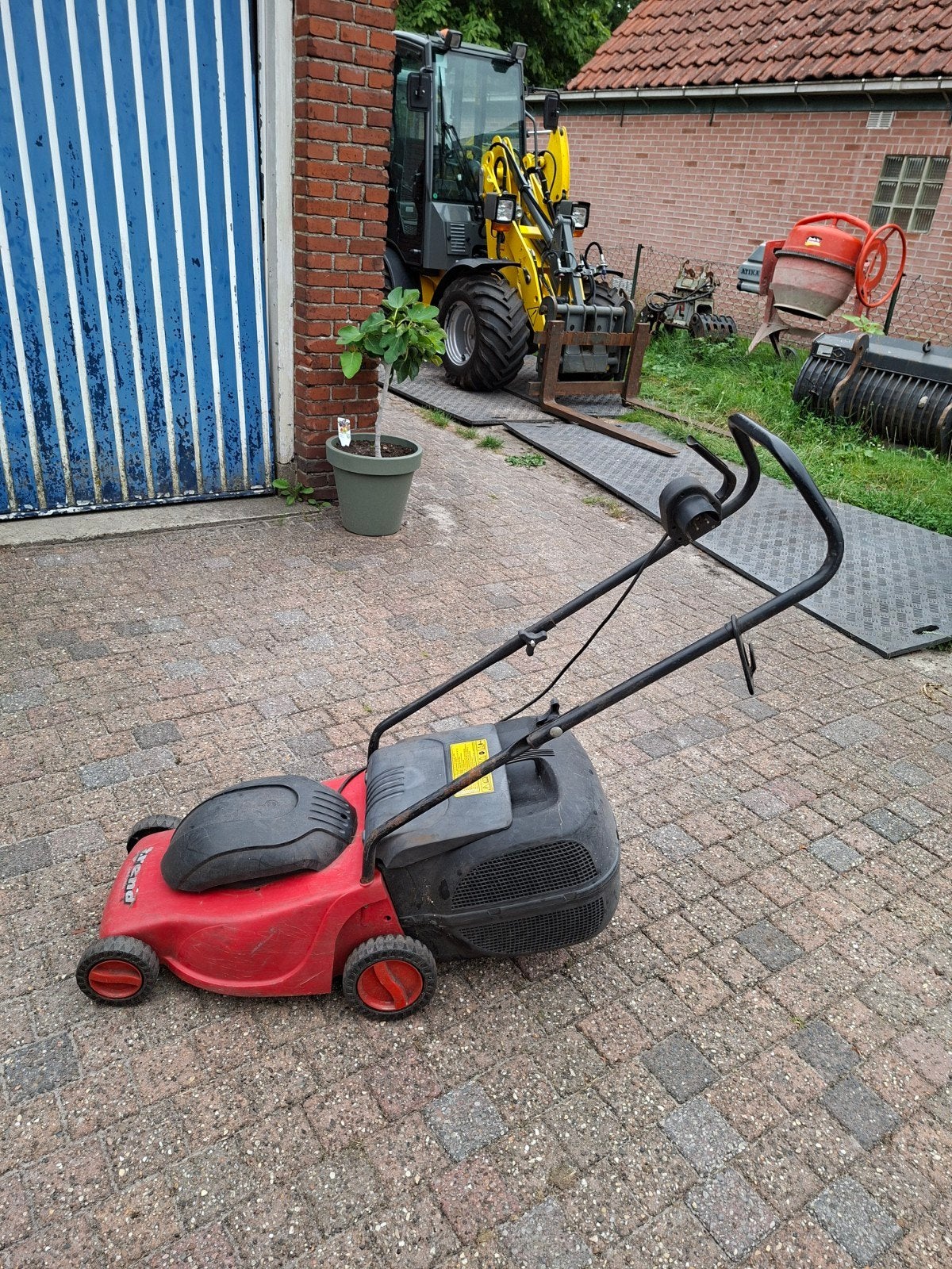 goed wekende TREND elektrische grasmaaier, Ophalen of Verzenden, Gebruikt