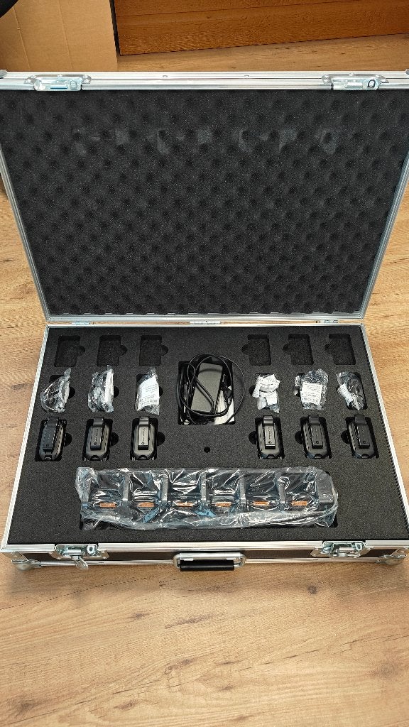 6 Motorola CLP446E met multilader en oortjes in flightcase, Gebruikt, Ophalen of Verzenden, Portofoon of Walkie-talkie, Handsfree-functie