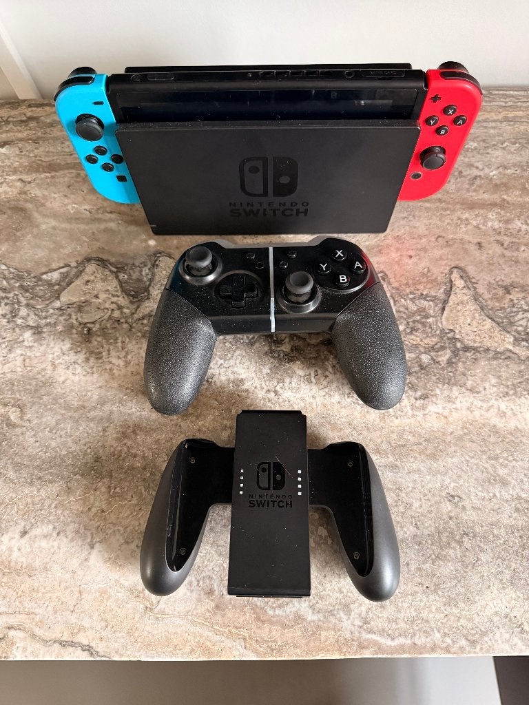 Nintendo Switch V1 + 128GB + Nieuwe Joy-Cons, Spelcomputers en Games, Spelcomputers | Nintendo Switch, Ophalen, Zo goed als nieuw