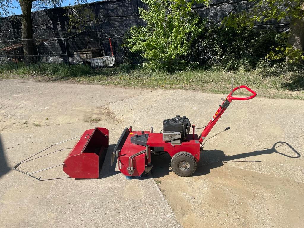 Pro. Veegmachine 4,5 PK en Mc cormick d-432 tractor, Tuin en Terras, Veegmachines, Ophalen of Verzenden, Zo goed als nieuw