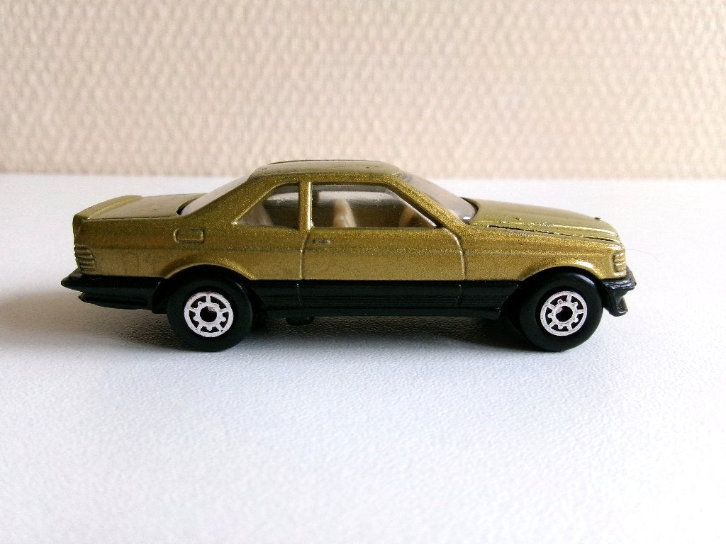 Mercedes-Benz 500 SEC goudkleurig 1:64 Edocar (geen ovp), Ophalen of Verzenden, Gebruikt, Auto