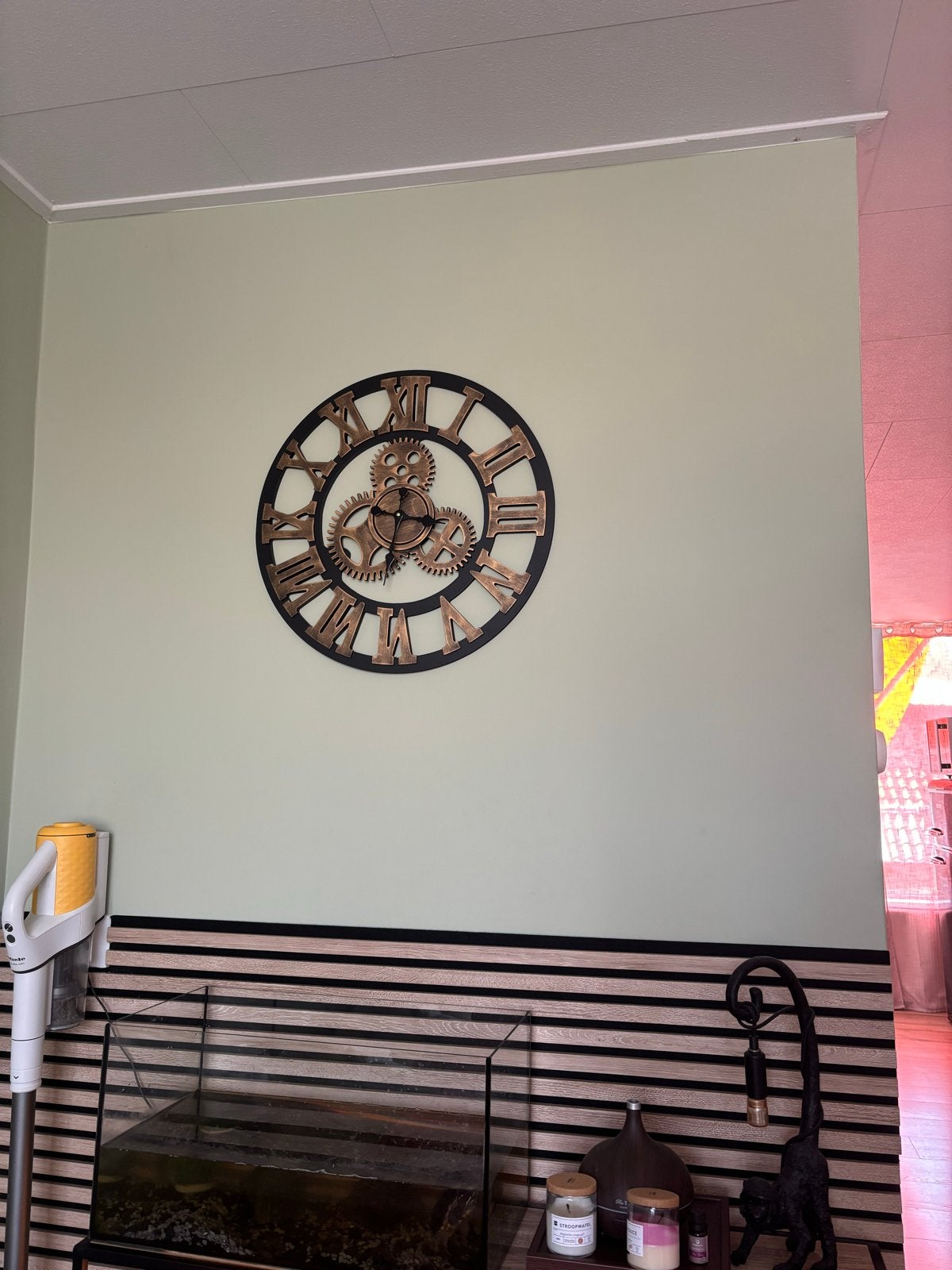 Grote wandklok met Romeinse cijfers en zichtbaar uurwerk, Ophalen, Zichtbaar uurwerk, Vintage, Analoog