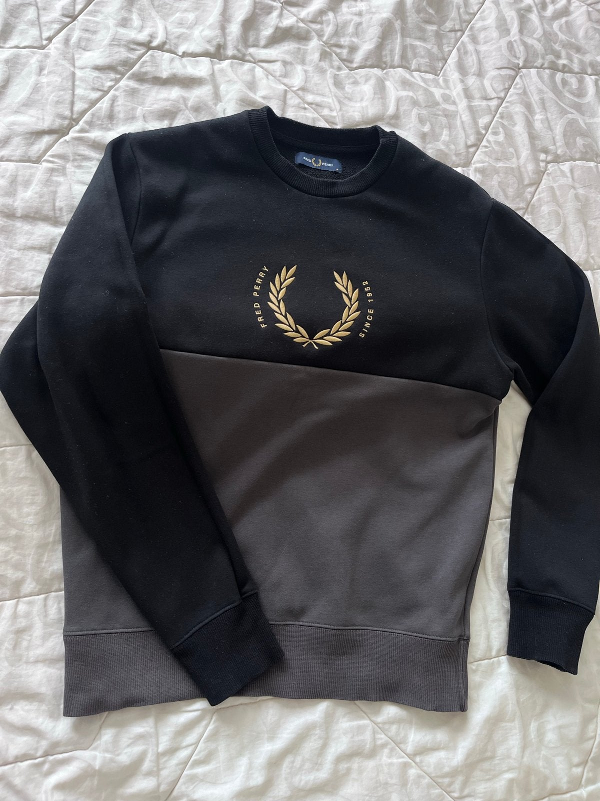 Fred Perry sweater trui zwart/grijs met gouden logo - Maat M, Ophalen of Verzenden, Zo goed als nieuw, Maat 48/50 (M), Zwart