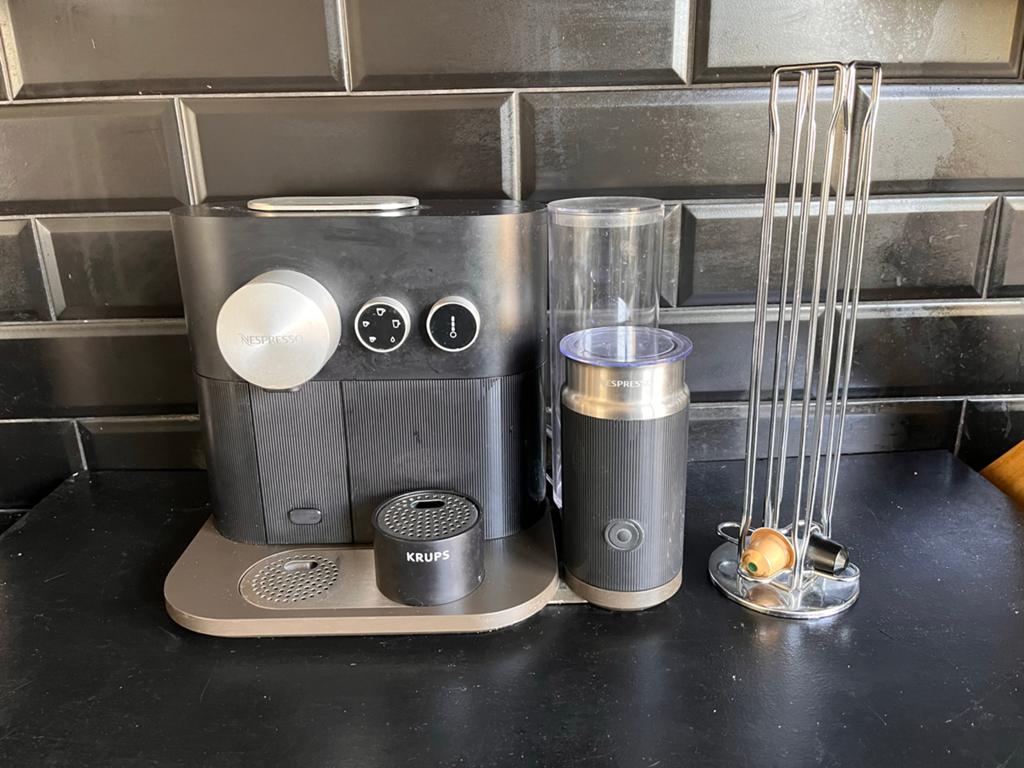 Nespresso Expert en Milk koffiemachine met melkopschuimer, Witgoed en Apparatuur, Koffiezetapparaten, Ophalen, Gebruikt, Koffiemachine