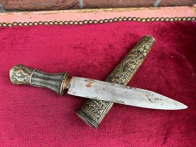 antieke Tibetaanse dolk met sankha-pommel, Ophalen of Verzenden, Overige soorten, Azië, Mes of Dolk