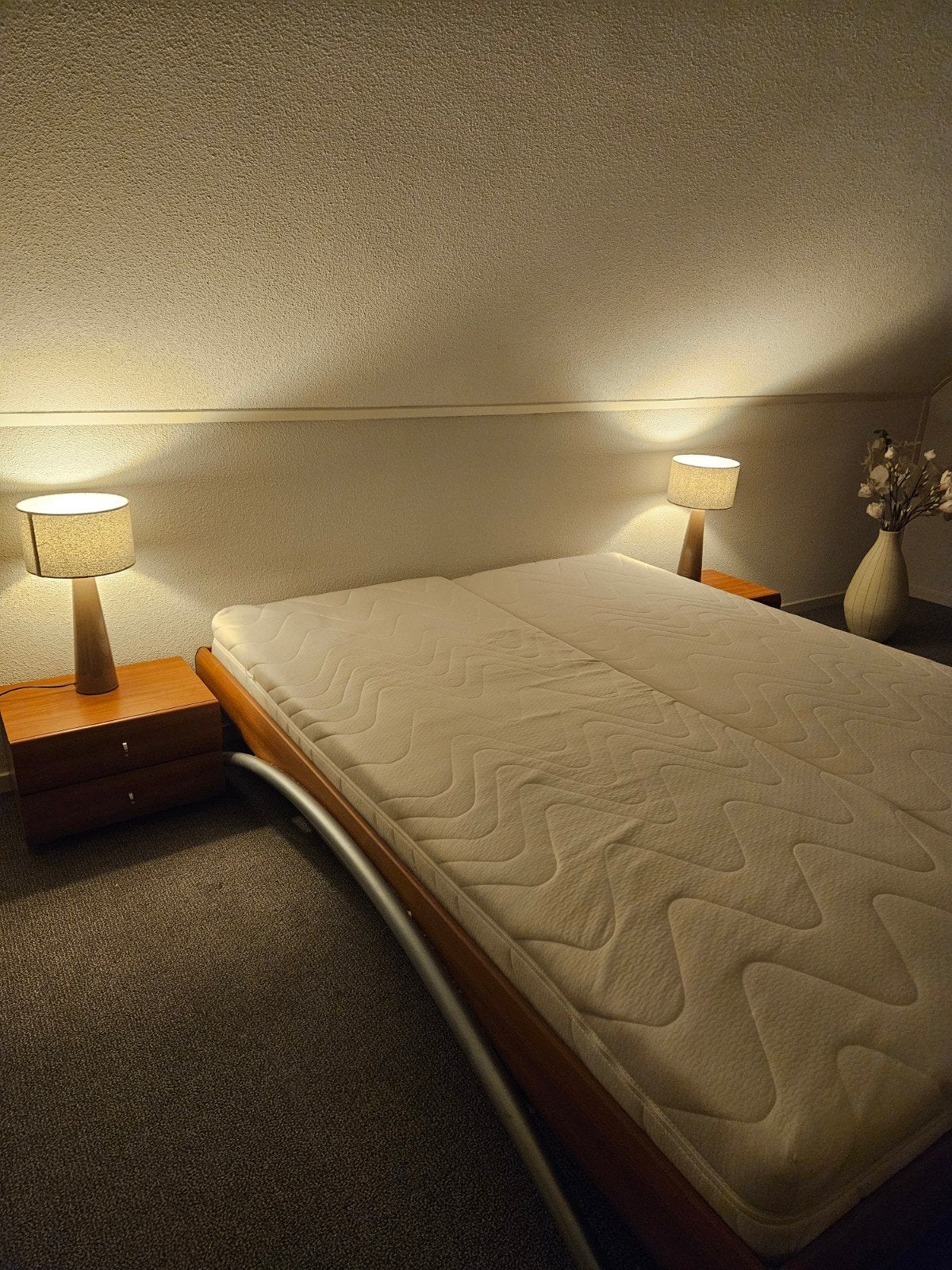 Tweepersoonsbed met matrassen en nachtkastjes, Huis en Inrichting, Slaapkamer | Bedden, Ophalen, Gebruikt, Bruin, 210 cm