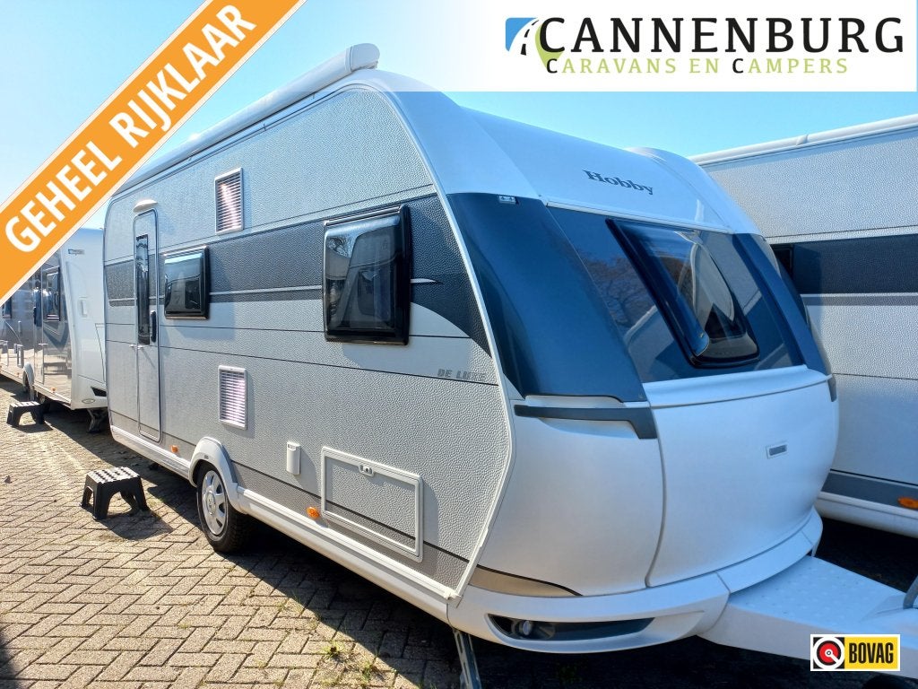 Hobby De Luxe 490 KMF met cassetteluifel, Caravans en Kamperen, Caravans, Bedrijf, tot en met 5, Overige, Hobby, Dwarsbed, Dwars-stapelbed