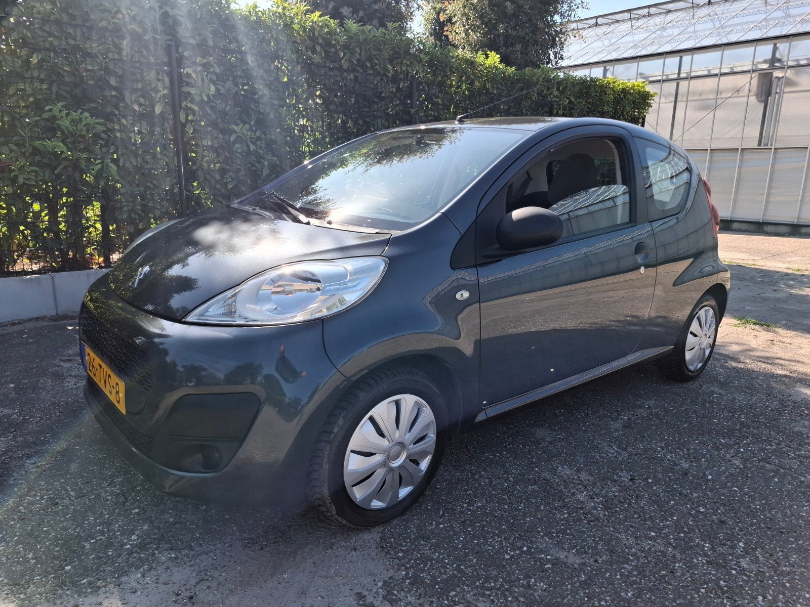 Peugeot 107 Accent 3DR 2012 Grijs 1.0 12v 68pk, Auto's, Voorwielaandrijving, Stof, Zwart, 4 stoelen