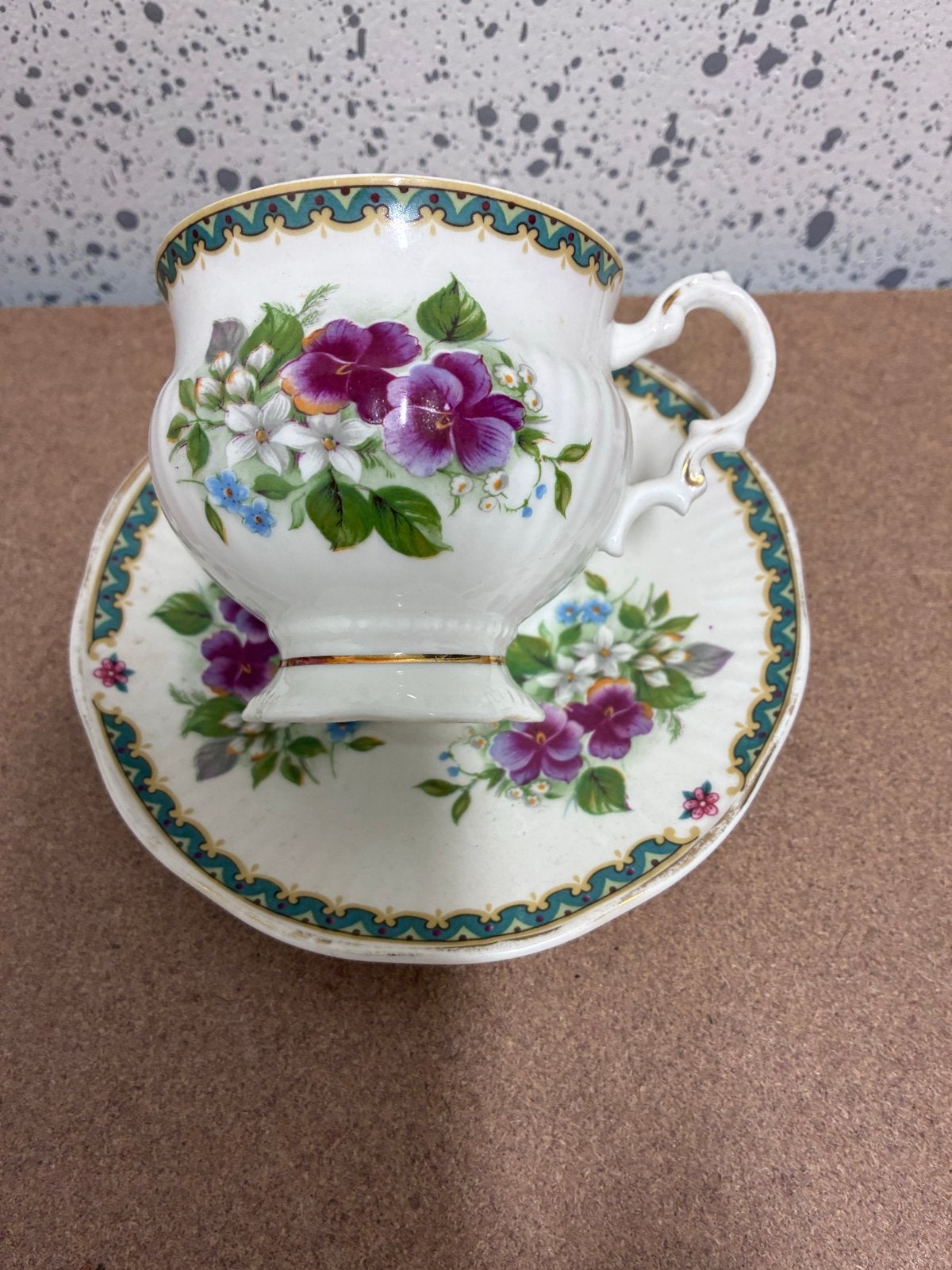 Elizabethan Bone China Kop en Schotel - Viooltjes Design, Antiek en Kunst, Antiek | Servies los, Ophalen of Verzenden