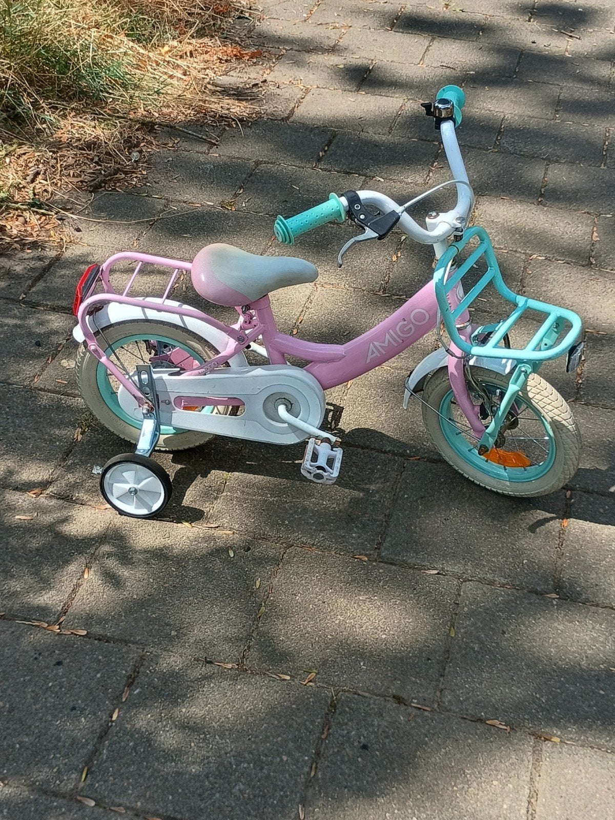 leuke 12 inche meisjes fiets met zijwieltjes en rekje, Fietsen en Brommers, Ophalen, Zo goed als nieuw, Minder dan 16 inch, Zijwieltjes